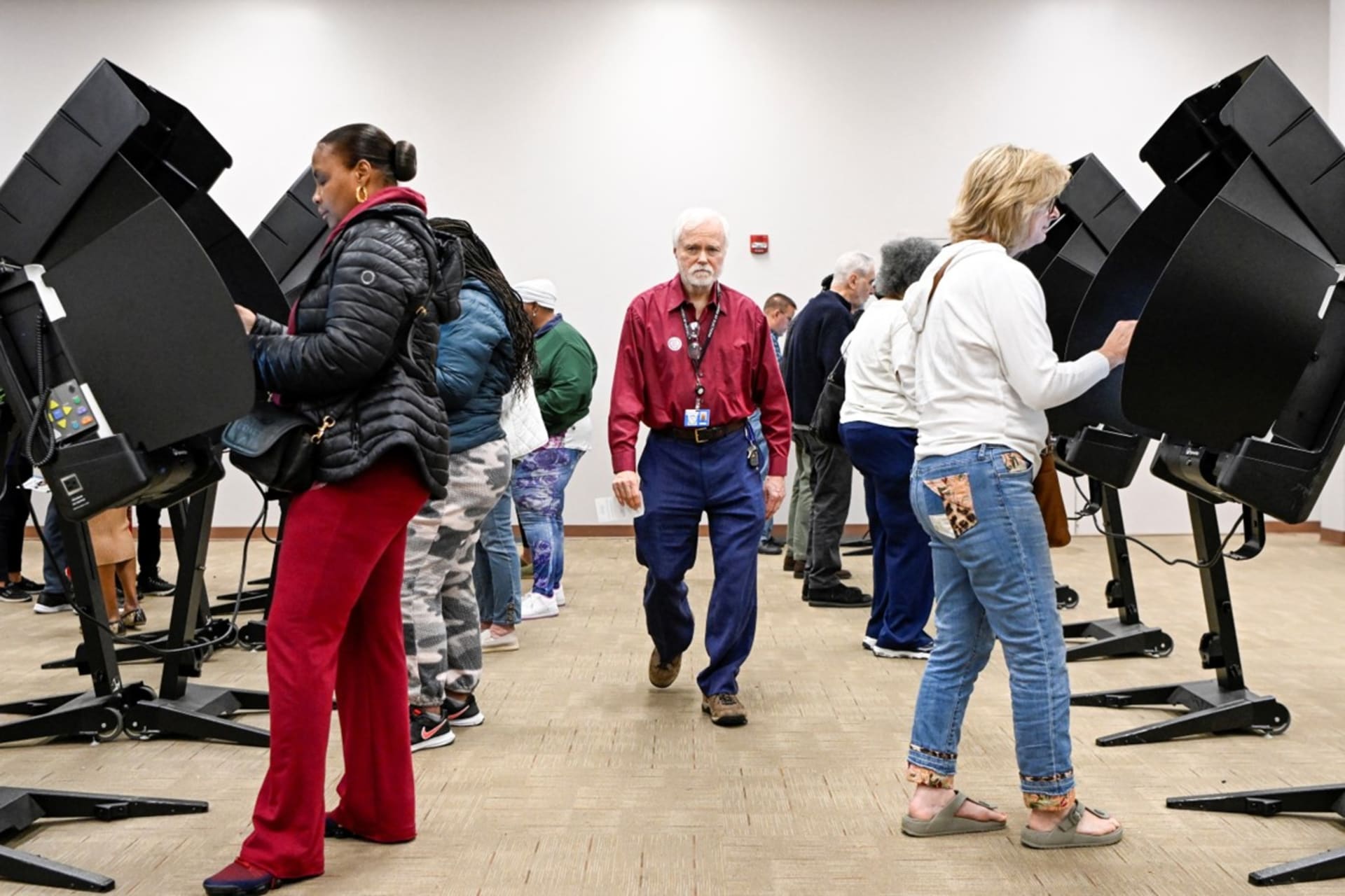 <p>Residents cast their ballots for the 2022 midterm election at the Franklin County Board of Elections during early voting hours, in Columbus, Ohio, U.S., November 1, 2022.</p>
