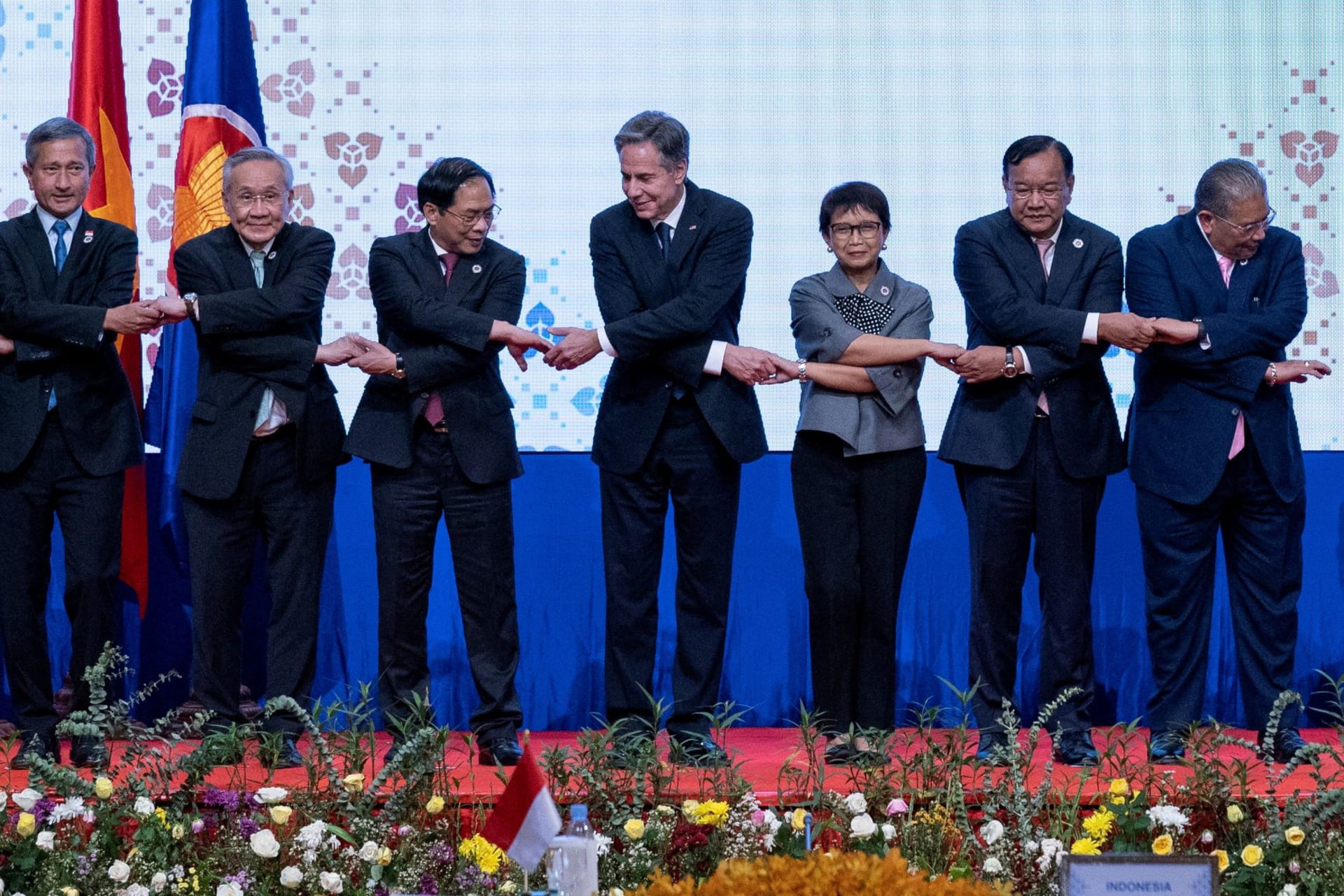 <p>U.S. Secretary of State Antony Blinken and others do the “ASEAN-way handshake” for a group photo during the U.S.-ASEAN ministerial meeting in Phnom Penh, Cambodia on August 4, 2022.</p>

