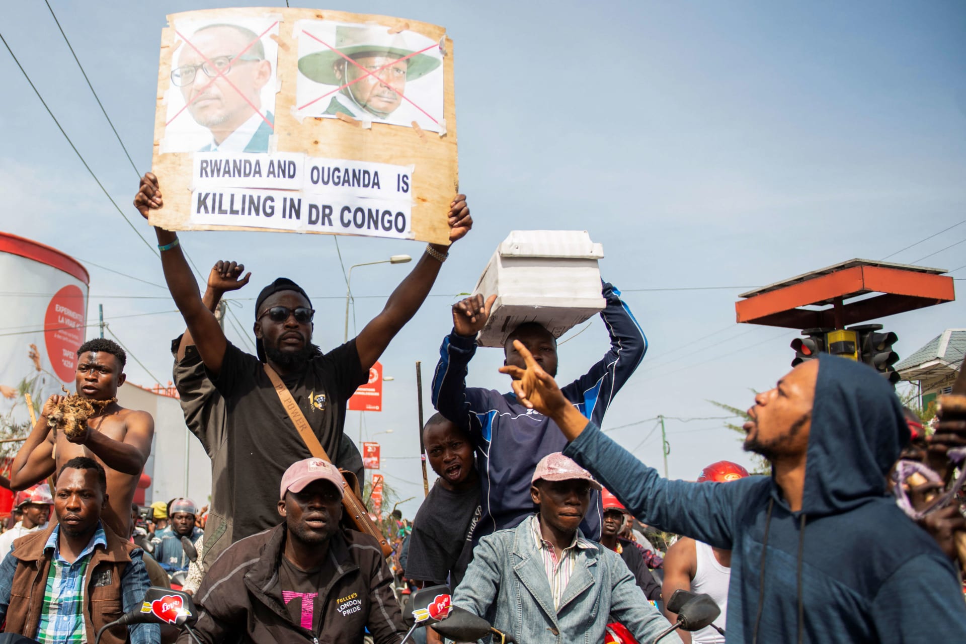 <p>A civilian carries a sign at a protest in support for the Armed Forces of the Democratic Republic of the Congo (FARDC) soldiers, following renewed tensions around Goma in the Democratic Republic of Congo on October 31, 2022.</p>
