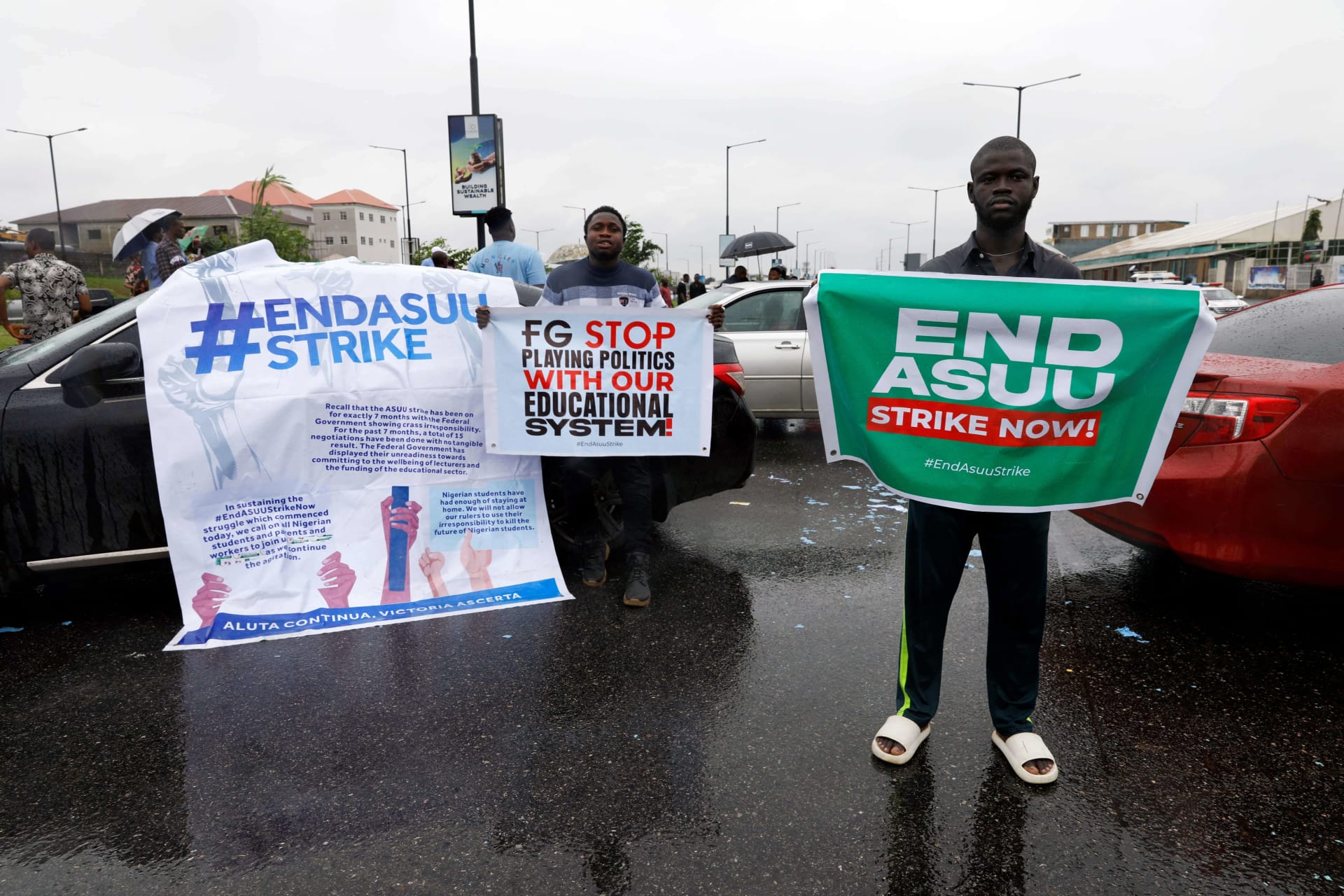 <p>Members of the National Association of Nigerian Students (NANS) stage a protest against prolonged strike of the Academic Staff Union of Universities (ASUU) in Lagos, Nigeria on September 19, 2022.</p>
