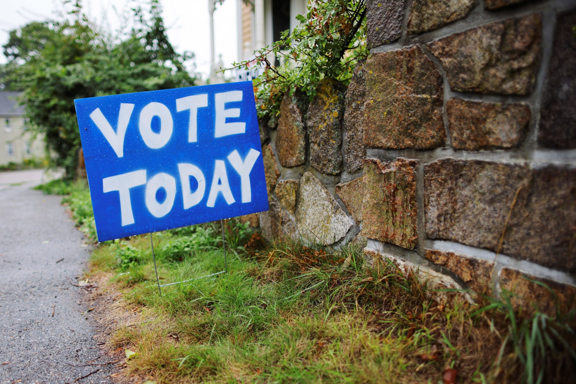 <p>A sign reminds voters to cast their ballots on Primary Election Day in Gloucester, Massachusetts on September 6, 2022</p>
