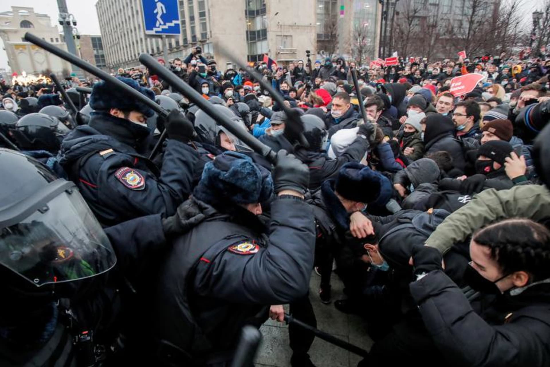 <p>Russian law enforcement officers clash with protestors supporting jailed opposition Alexei Navalny in Moscow in January 2021.</p>
