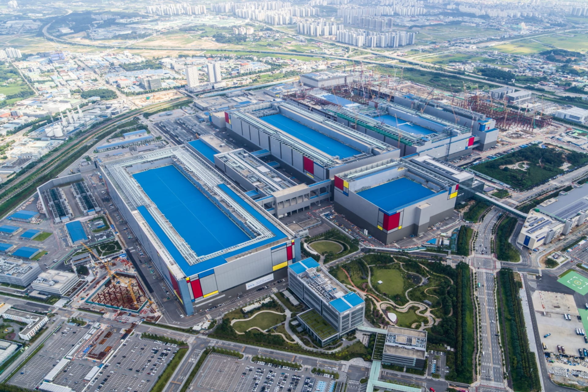 <p>A view of Samsung Electronics’ chip production plant at Pyeongtaek, South Korea.</p>
