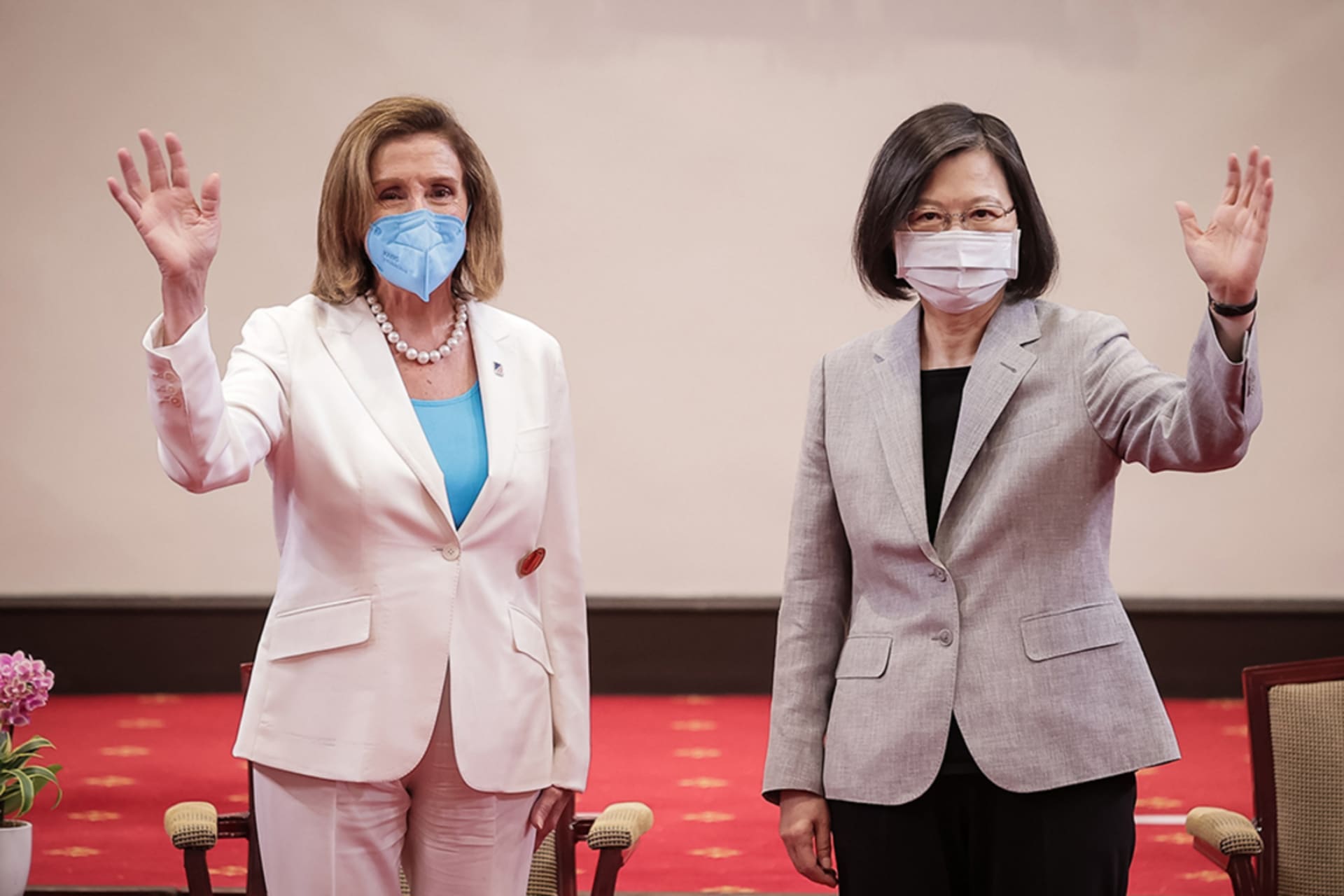 <p>Speaker of the U.S. House Of Representatives Nancy Pelosi (D-CA), left, poses for photographs with Taiwan’s President Tsai Ing-wen, right, at the president’s office on August 03, 2022 in Taipei, Taiwan</p>
