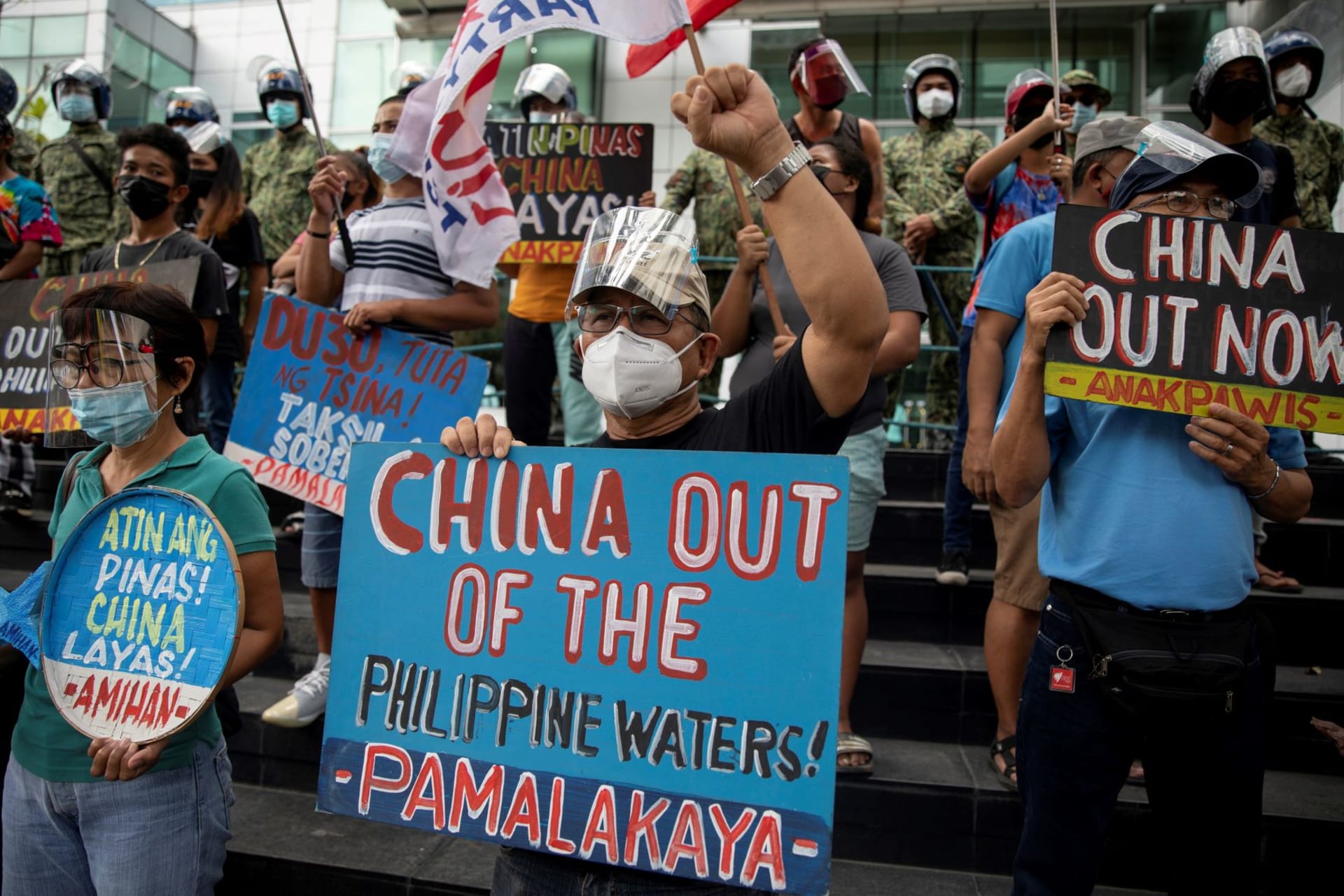 <p>Activists stage a protest outside the Chinese Consulate, guarded by Philippine police, on the fifth anniversary of an international arbitral court ruling invalidating Beijing’s historical claims over the waters of the South China Sea, in Makati City, Phil</p>
