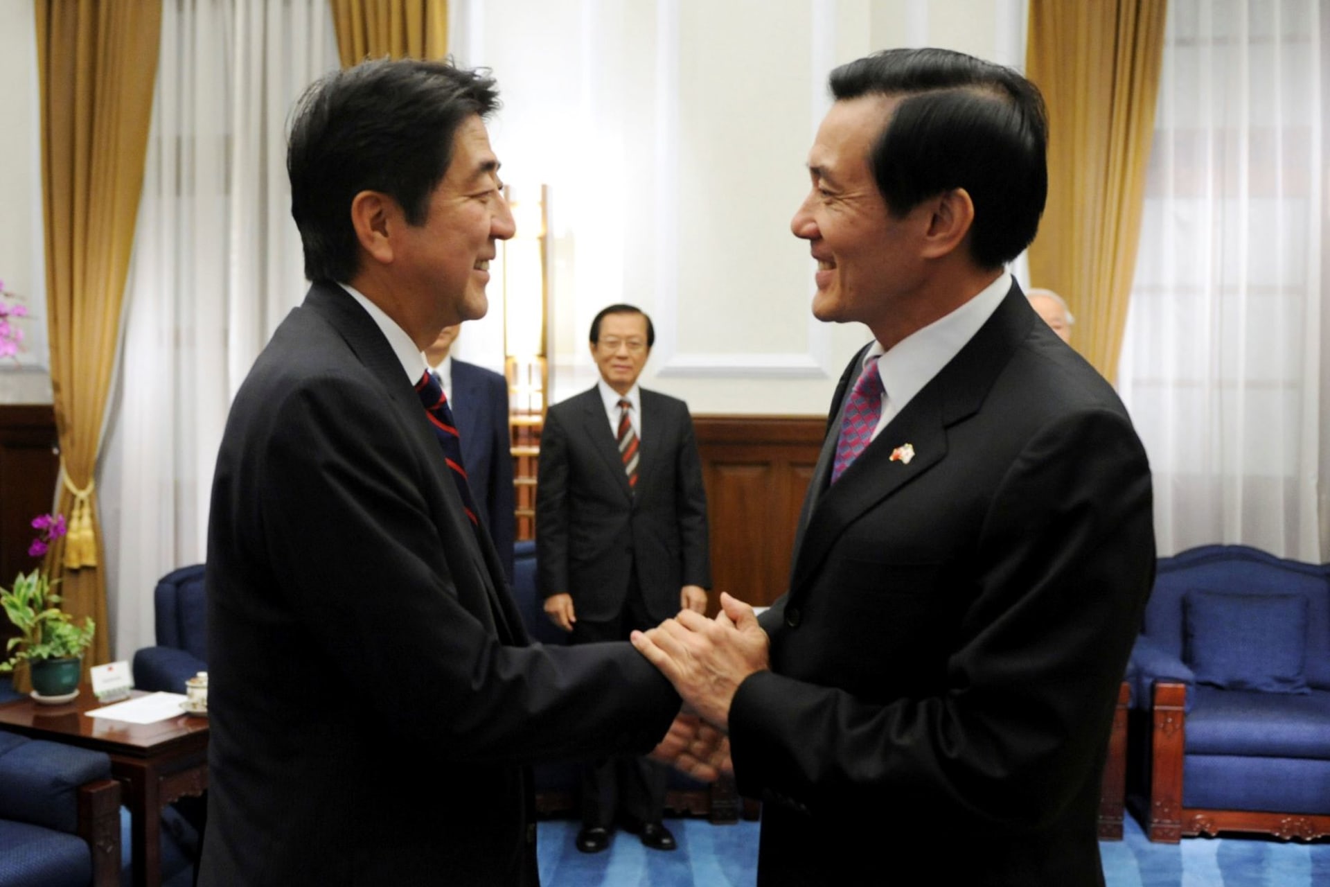 <p>Taiwan President Ma Ying-jeou (R) greets former Japan prime minister Shinzo Abe at the presidential office in Taipei October 31, 2010</p>
