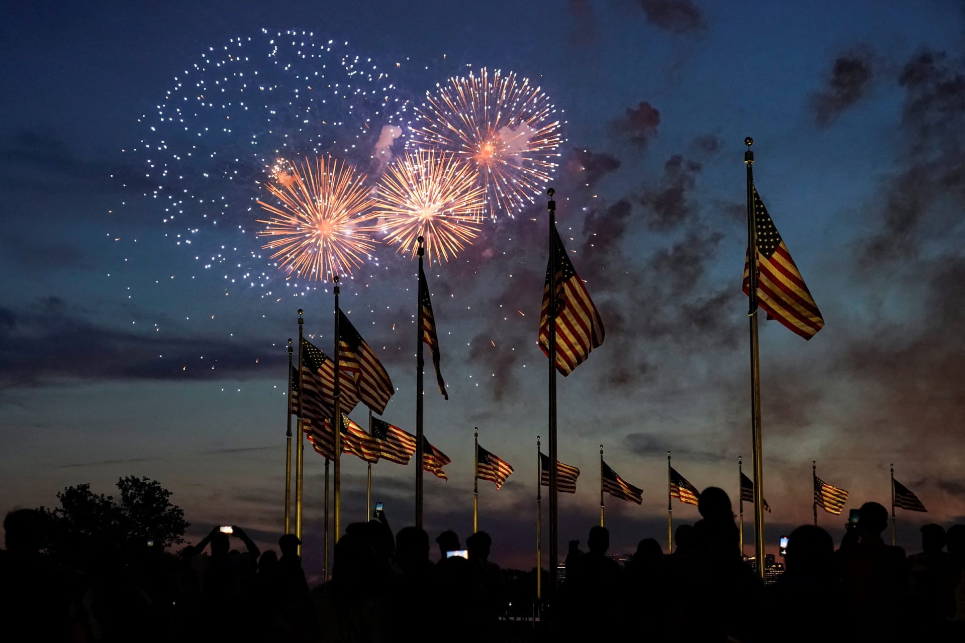 <p>People watch the annual Independence Day fireworks celebration on the National Mall in Washington, U.S July 4, 2022. </p>
