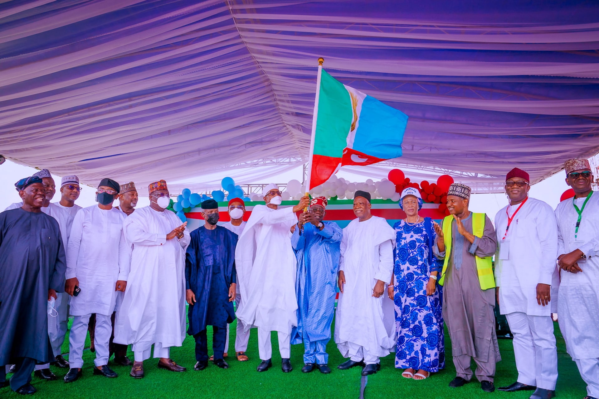<p>APC party’s new presidential candidate Bola Tinubu raises a party’s flag with President Muhammadu Buhari next to Abdullahi Adamu, the APC party chairman in Abuja, Nigeria June 7, 2022. </p>
