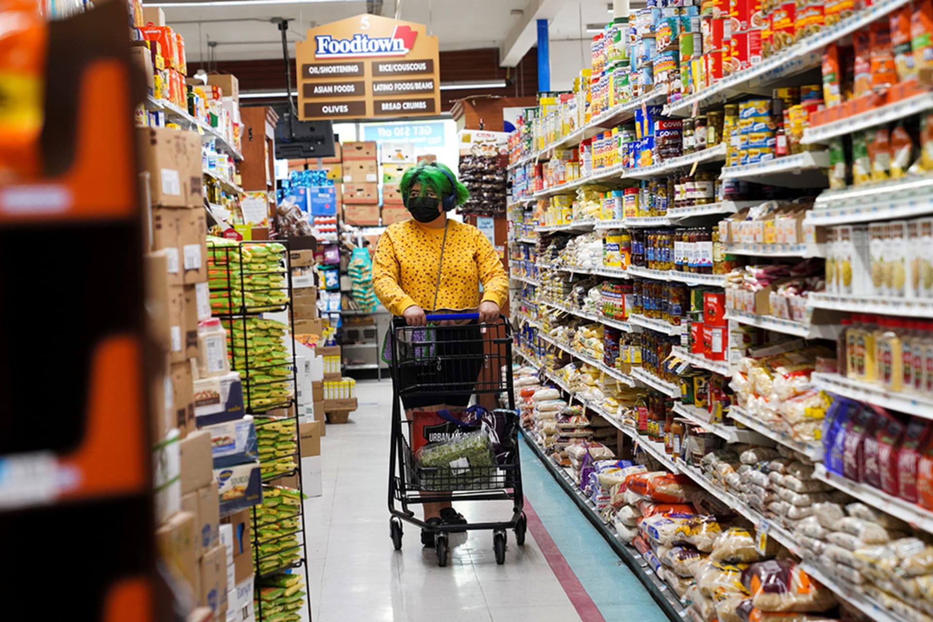 <p>A customer shops at a store in New York City in May 2022 as annual inflation surpasses 8 percent. </p>

