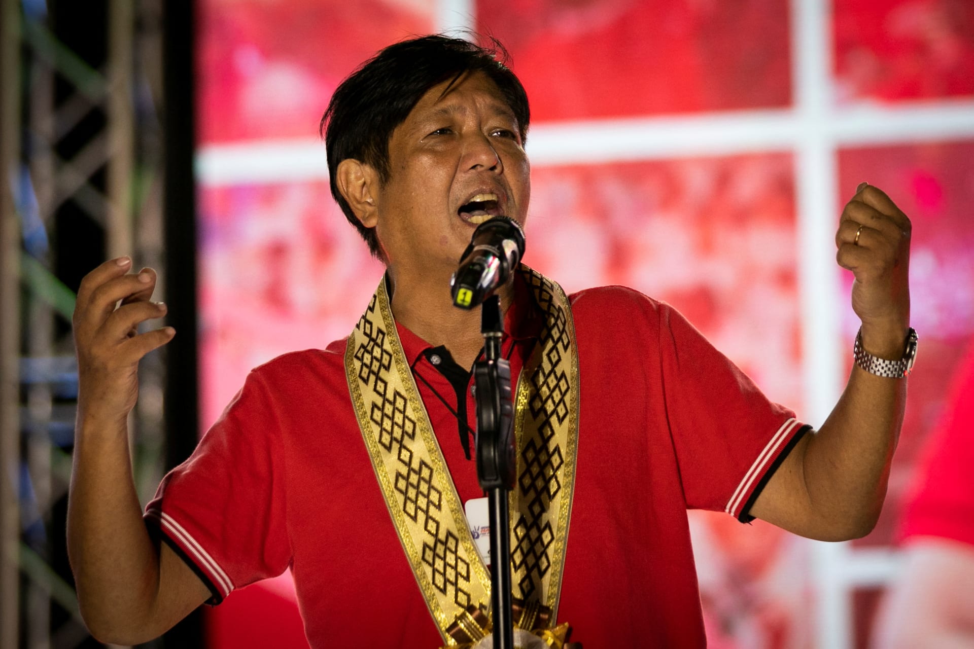 <p>Philippine presidential candidate Ferdinand “Bongbong” Marcos Jr., son of late dictator Ferdinand Marcos, delivers a speech during a campaign rally in Lipa, Batangas province, Philippines, April 20, 2022. </p>
