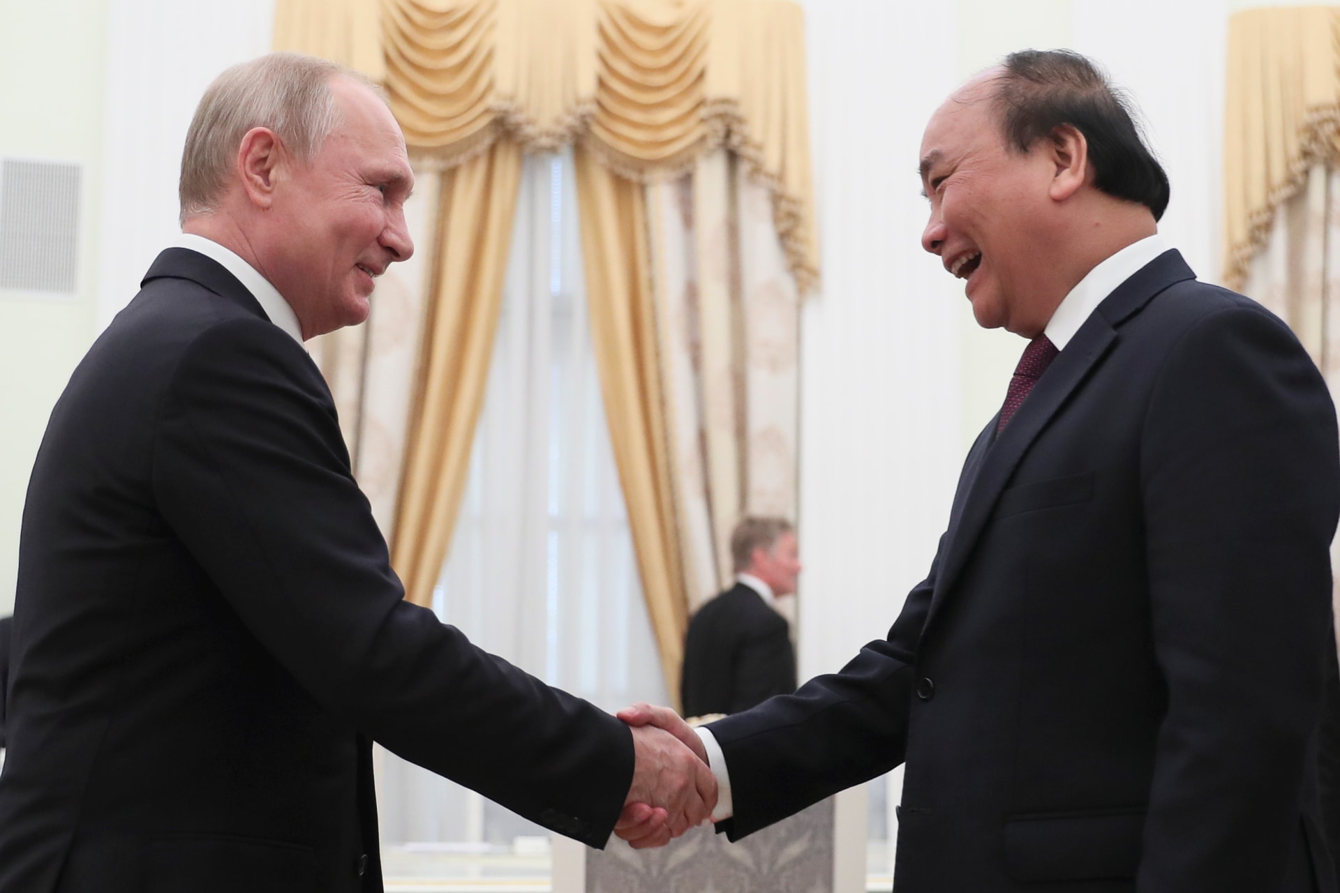 <p>Russian President Vladimir Putin (L) shakes hands with Vietnamese Prime Minister Nguyen Xuan Phuc during a meeting at the Kremlin in Moscow, Russia on May 22, 2019.</p>
