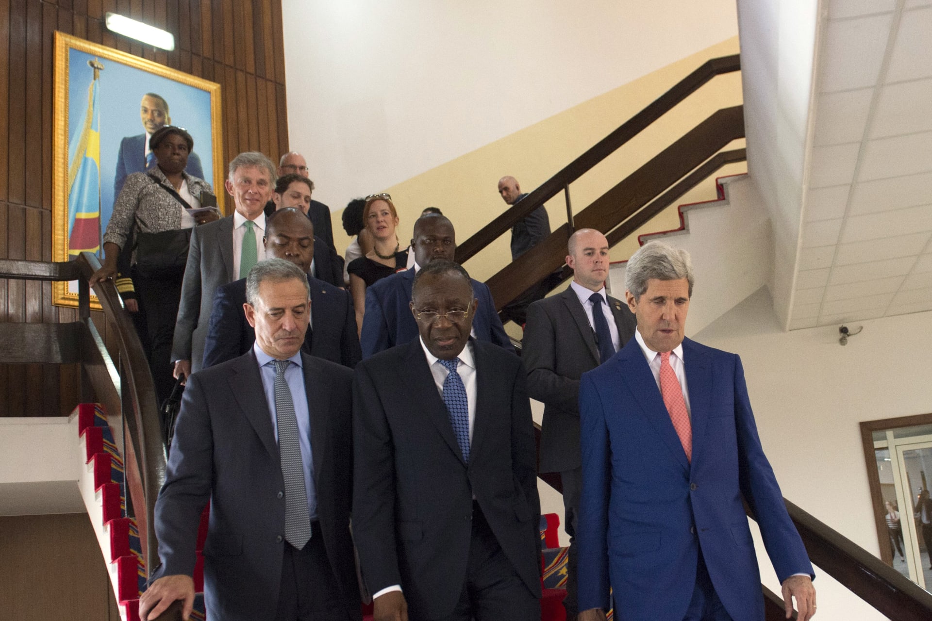 <p>DRC Prime Minister Augustin Matata Ponyo (C) walks with U.S. Secretary of State John Kerry and Russ Feingold (L), U.S. Special Envoy for the African Great Lakes and the DRC, after meetings at the Palais de la Nation in Kinshasa on May 4, 2014.</p>
