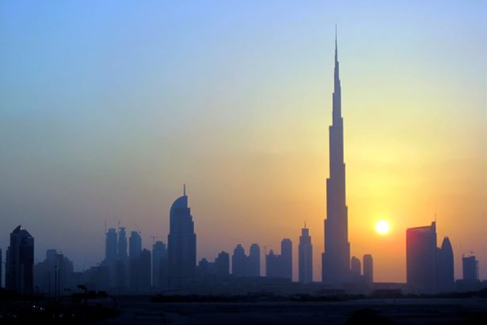 <p>The Burj Khalifa (C) skyscraper is seen as the sun sets over Dubai October 5, 2010.</p>
