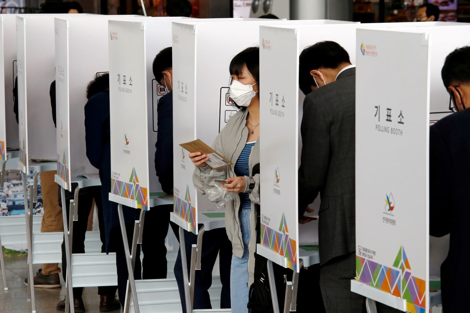 <p>Voters cast absentee ballots for the April 2020 parliamentary election at a polling station in Seoul.</p>
