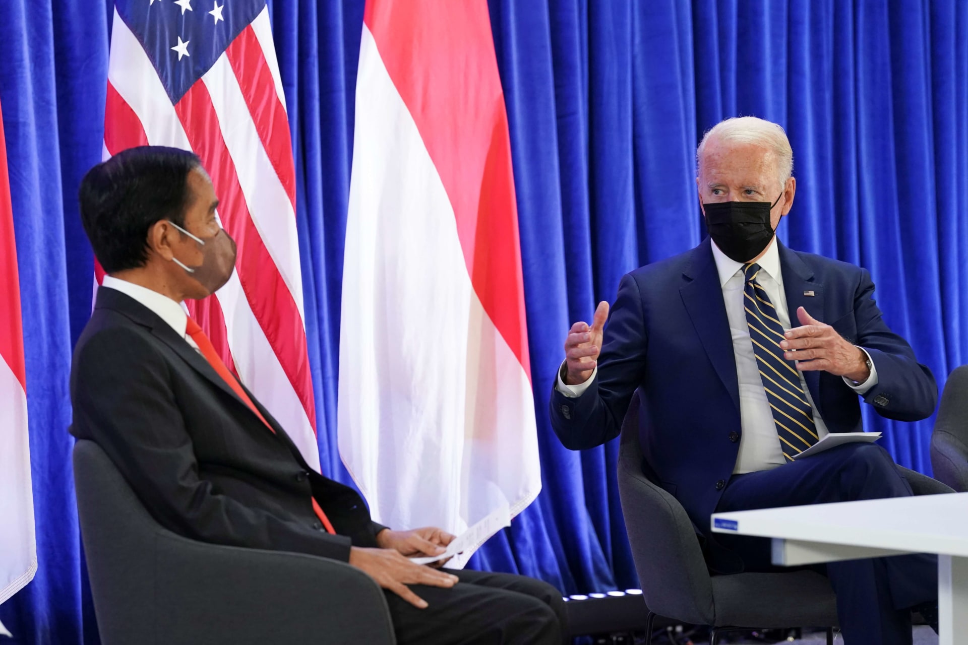 <p>U.S. President Joe Biden talks with Indonesia’s President Joko Widodo during a bilateral meeting at the UN Climate Change Conference (COP26) in Glasgow, Scotland, on November 1, 2021.</p>
