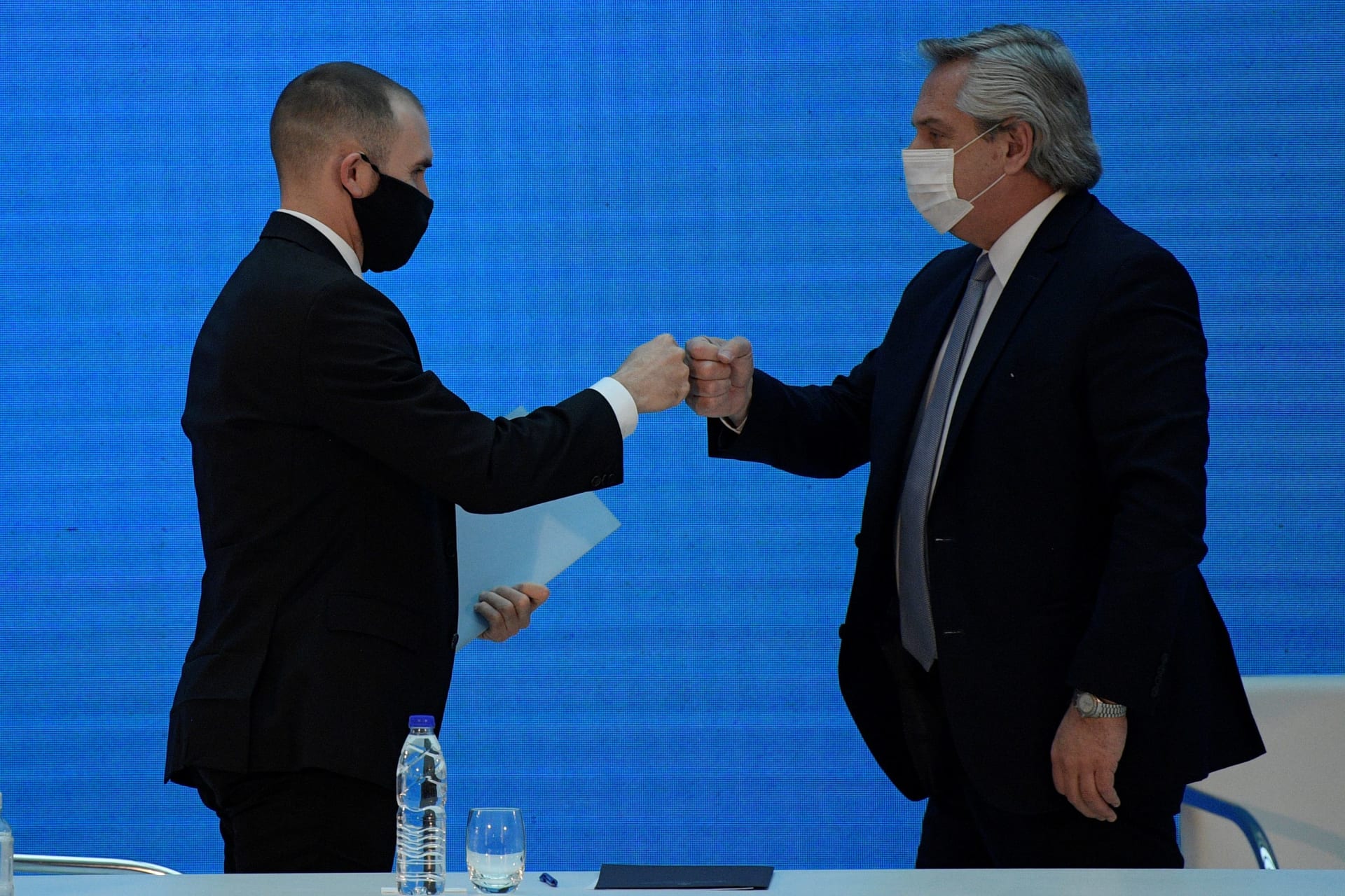 <p>Argentine Finance Minister Martín Guzmán greets President Alberto Fernández </p>

