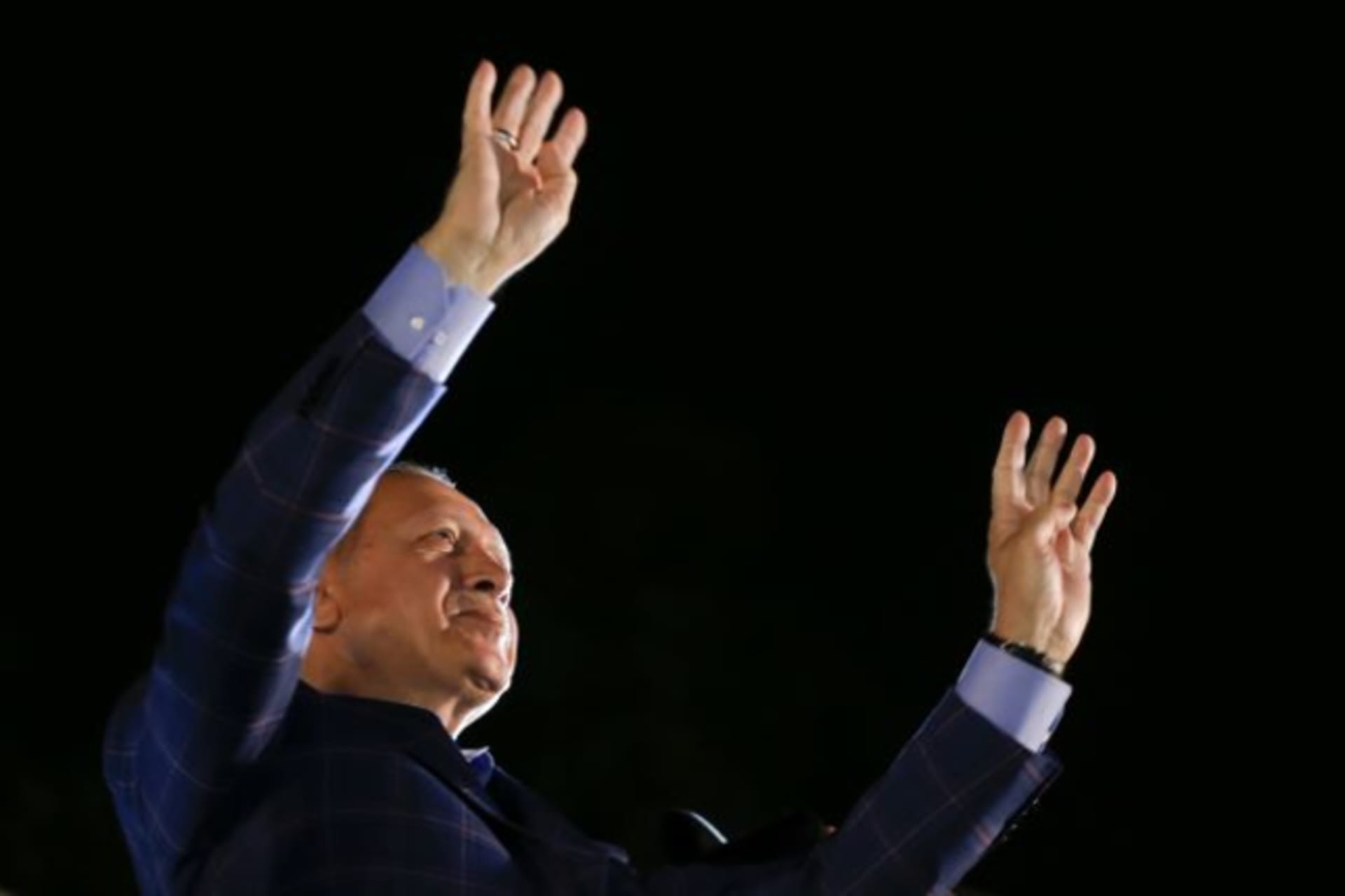 <p>Turkish President Tayyip Erdogan greets his supporters in Istanbul, Turkey, April 16, 2017.</p>
