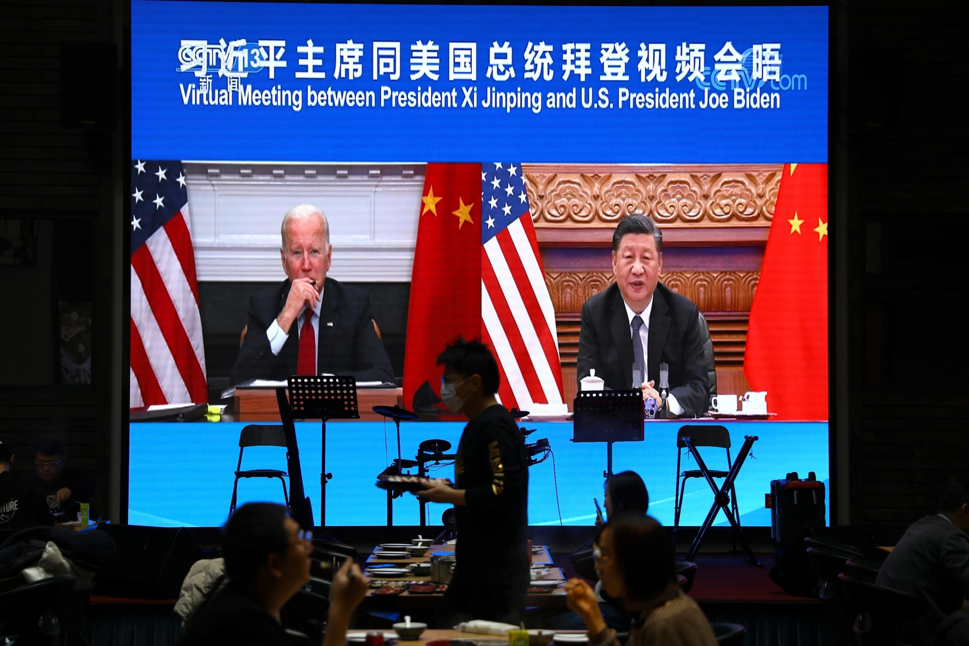 <p>The virtual summit between President Joe Biden and Chinese President Xi Jinping is shown at a restaurant in Beijing on November 16, 2021.</p>
