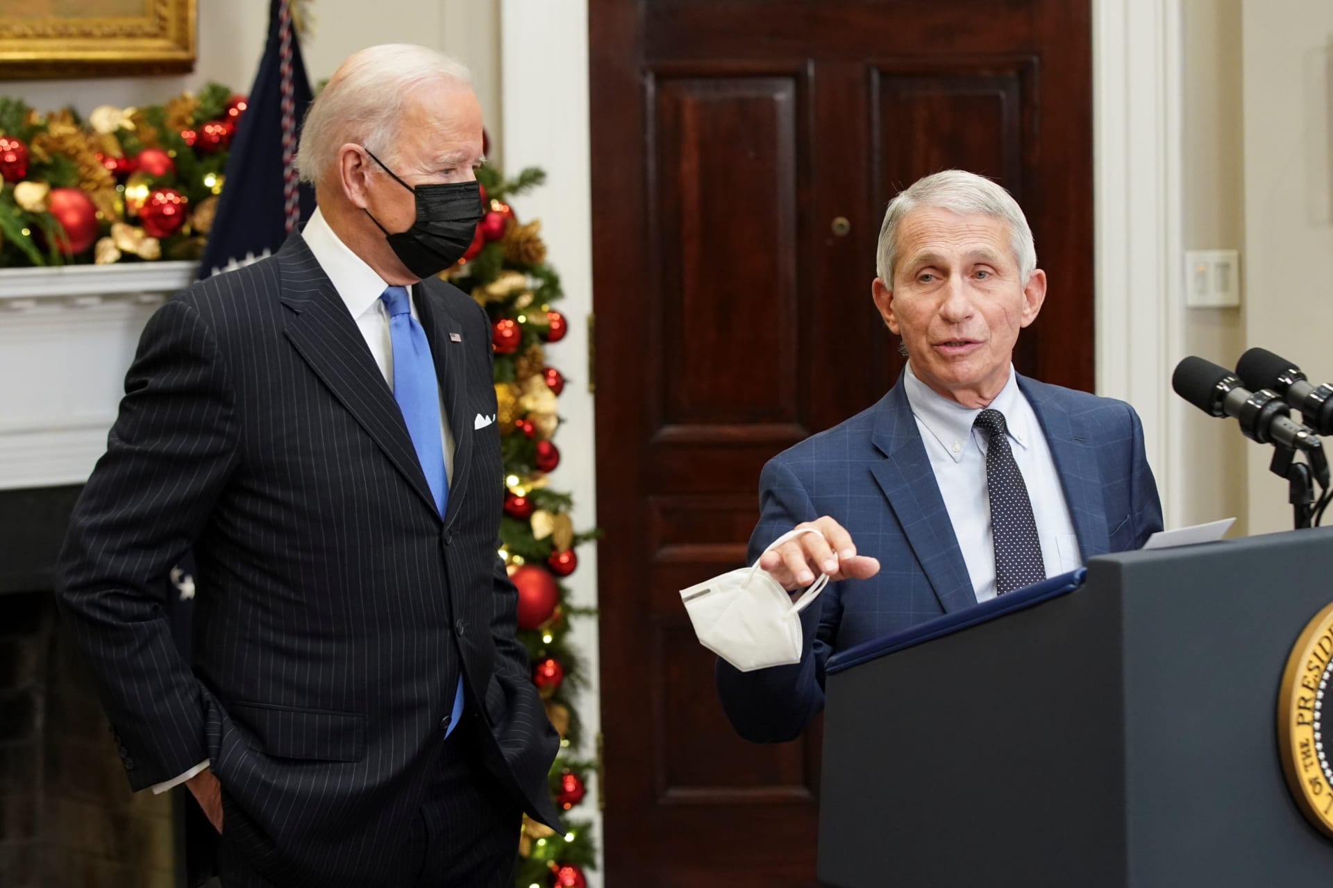 <p>Top U.S. infectious disease official Dr. Anthony Fauci and U.S. President Joe Biden deliver an update on the Omicron variant at the White House in Washington, D.C., U.S. on November 29, 2021.</p>
