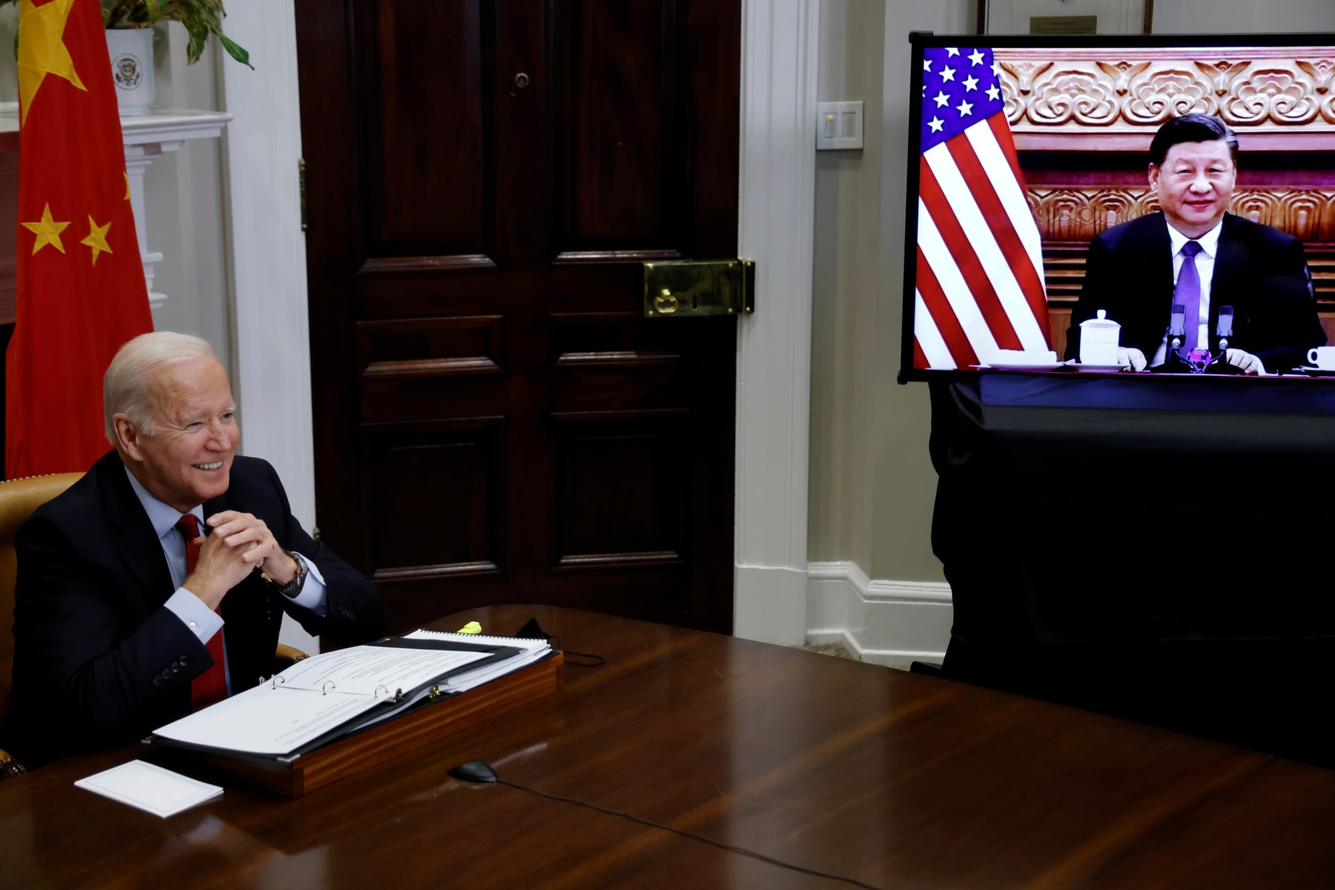 <p>Biden meets with Xi virtually on Monday night </p>
