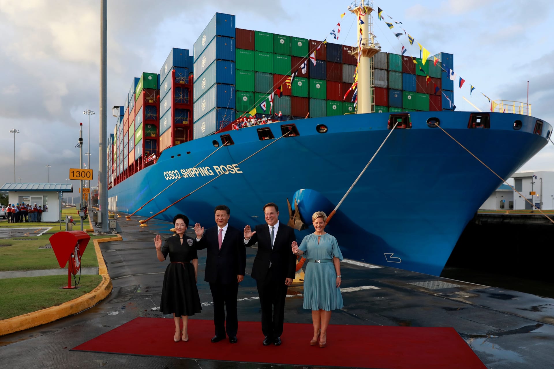 <p>Presidents Xi Jinping of China and Juan Carlos Varela of Panama waving alongside their spouses at the Panama Canal</p>
