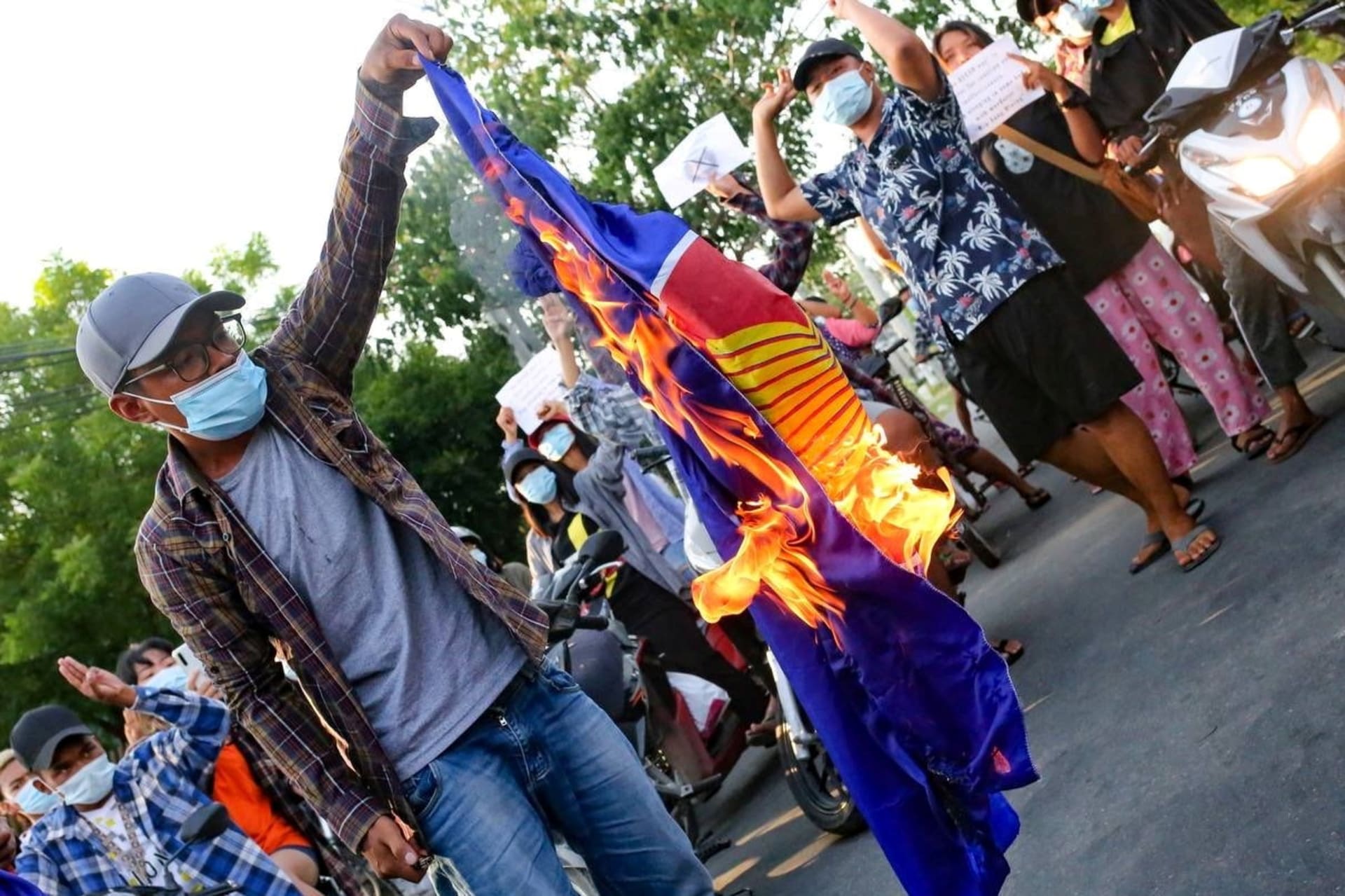<p>Protesters against Myanmar’s junta burn the flag of the Association of Southeast Asian Nations (ASEAN), in Mandalay, Myanmar, on June 5, 2021.</p>
