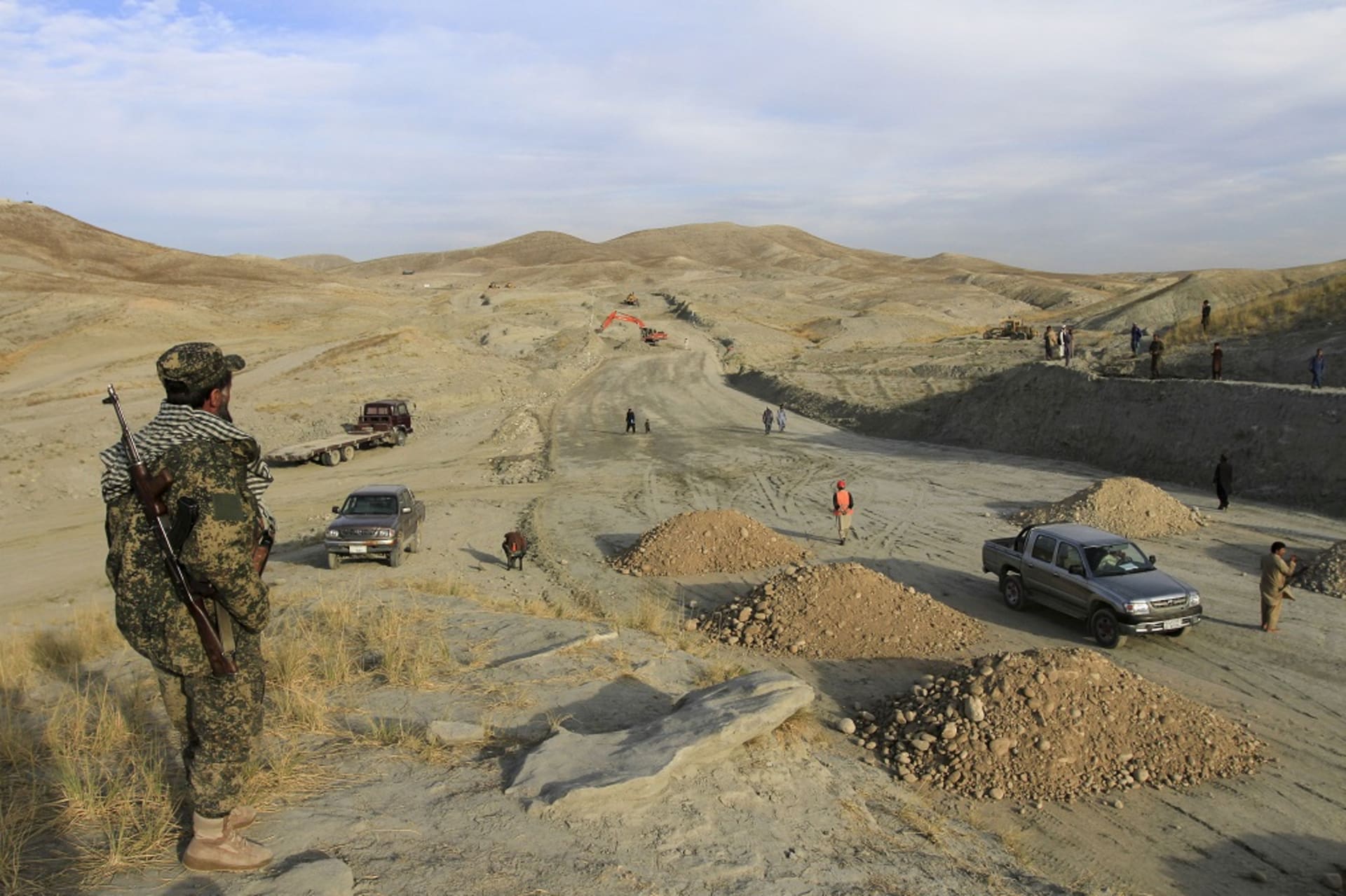 <p>Afghan security personnel keep watch at a road construction site, which is being built by a Chinese company, in Khogyani district of Nangarhar Province on November 19, 2015.</p>
