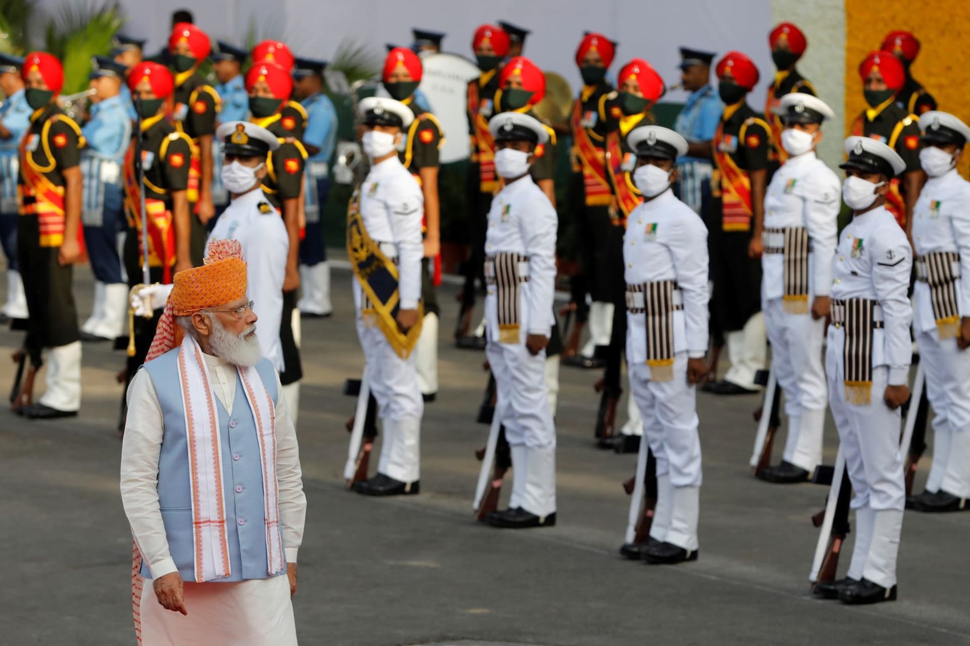 <p>Indian Prime Minister Narendra Modi inspects the honor guard during Independence Day celebrations at the historic Red Fort in Delhi, India on August 15, 2021.</p>

