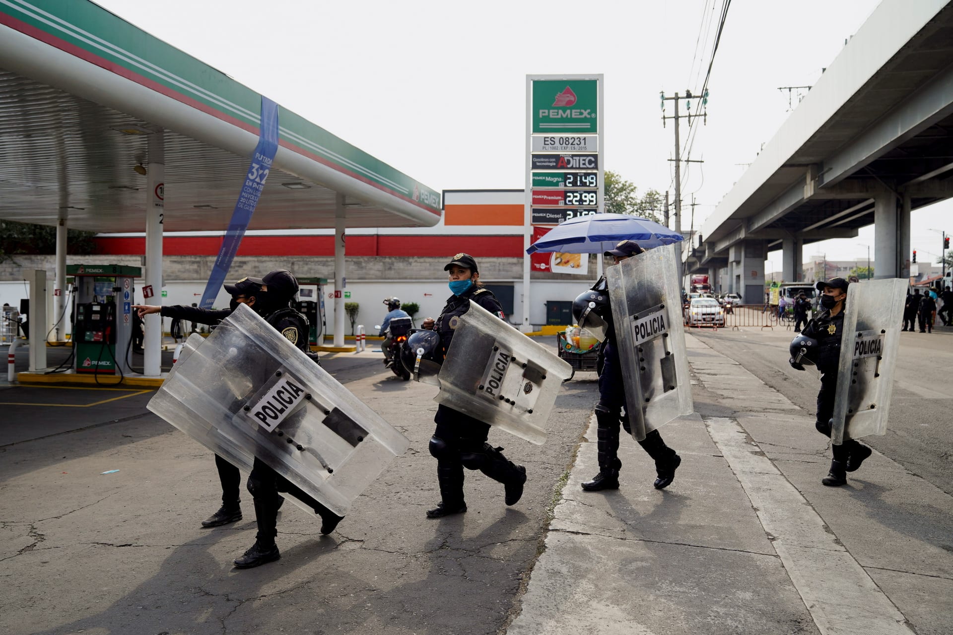<p>Police officers in Mexico City</p>
