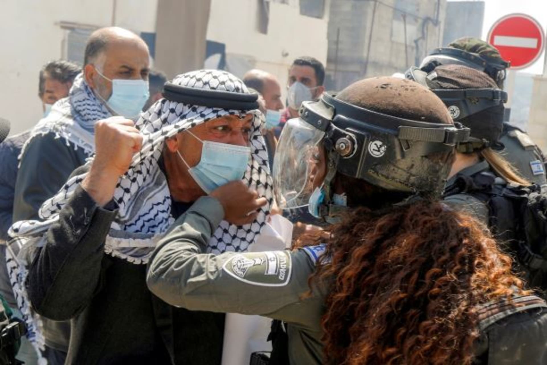 <p>A Palestinian demonstrator scuffles with an Israeli border policewoman during a protest marking “Land Day”, in Sebastia near Nablus, in the Israeli-occupied West Bank March 30, 2021.</p>
