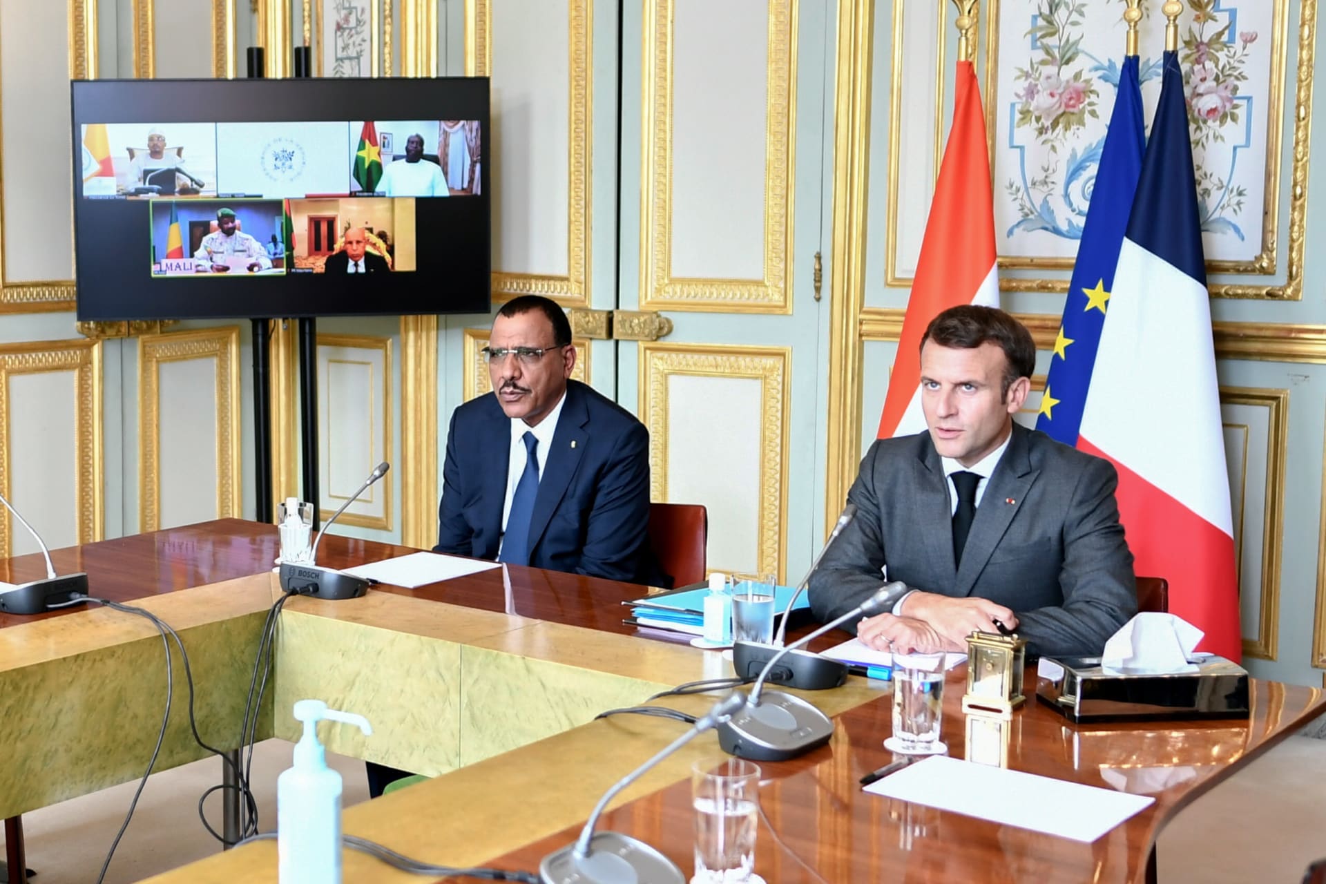 <p>French President Emmanuel Macron and Niger’s President Mohamed Bazoum attend a video summit with leaders of G5 Sahel countries after France’s decision to reduce its troop presence in West Africa, at the Elysee presidential Palace in Paris on July 9, 2021.</p>
