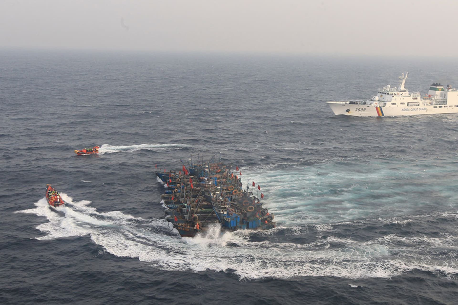<p>Chinese fishing boats band together to thwart an attempt by Korea Coast Guard ships to stop alleged illegal fishing in the Yellow Sea.</p>
