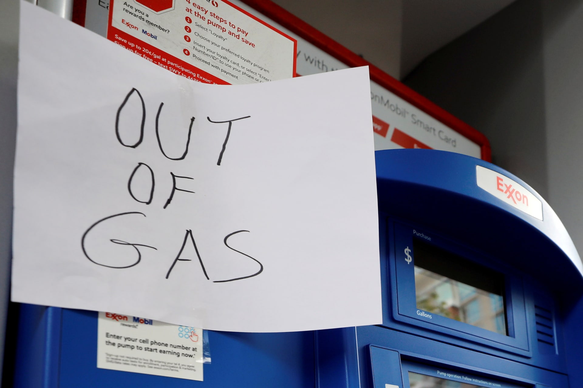 <p>A sign is seen as Exxon station is out of gas after a cyberattack crippled the biggest fuel pipeline in the country, run by Colonial Pipeline, in Washington on May 15, 2021.</p>
