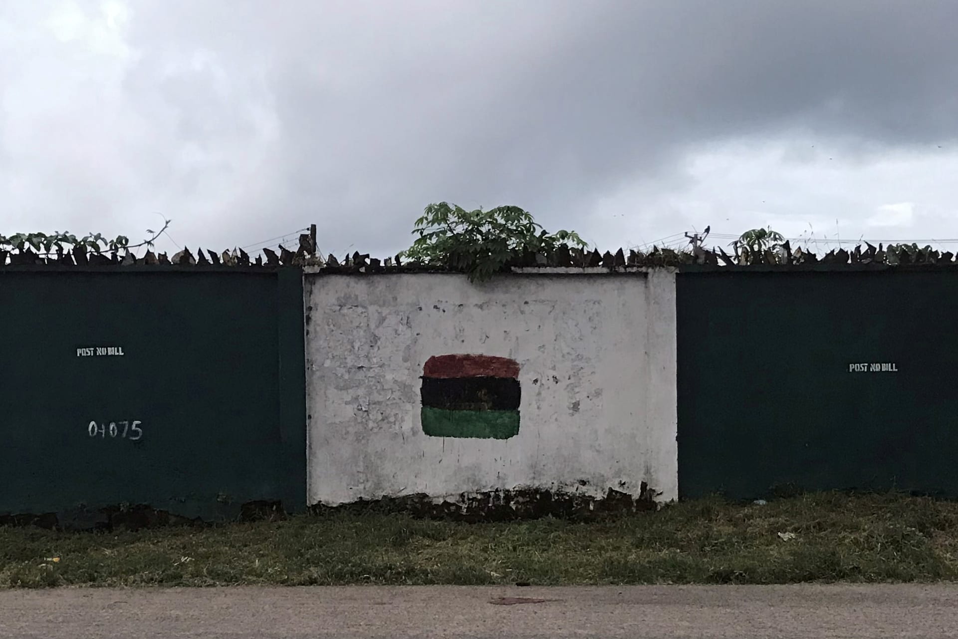 <p>A wall daubed with red, black and green depicting the flag of the former Republic of Biafra is pictured in the city of Umuahia, southeastern Nigeria on September 28, 2017.</p>
