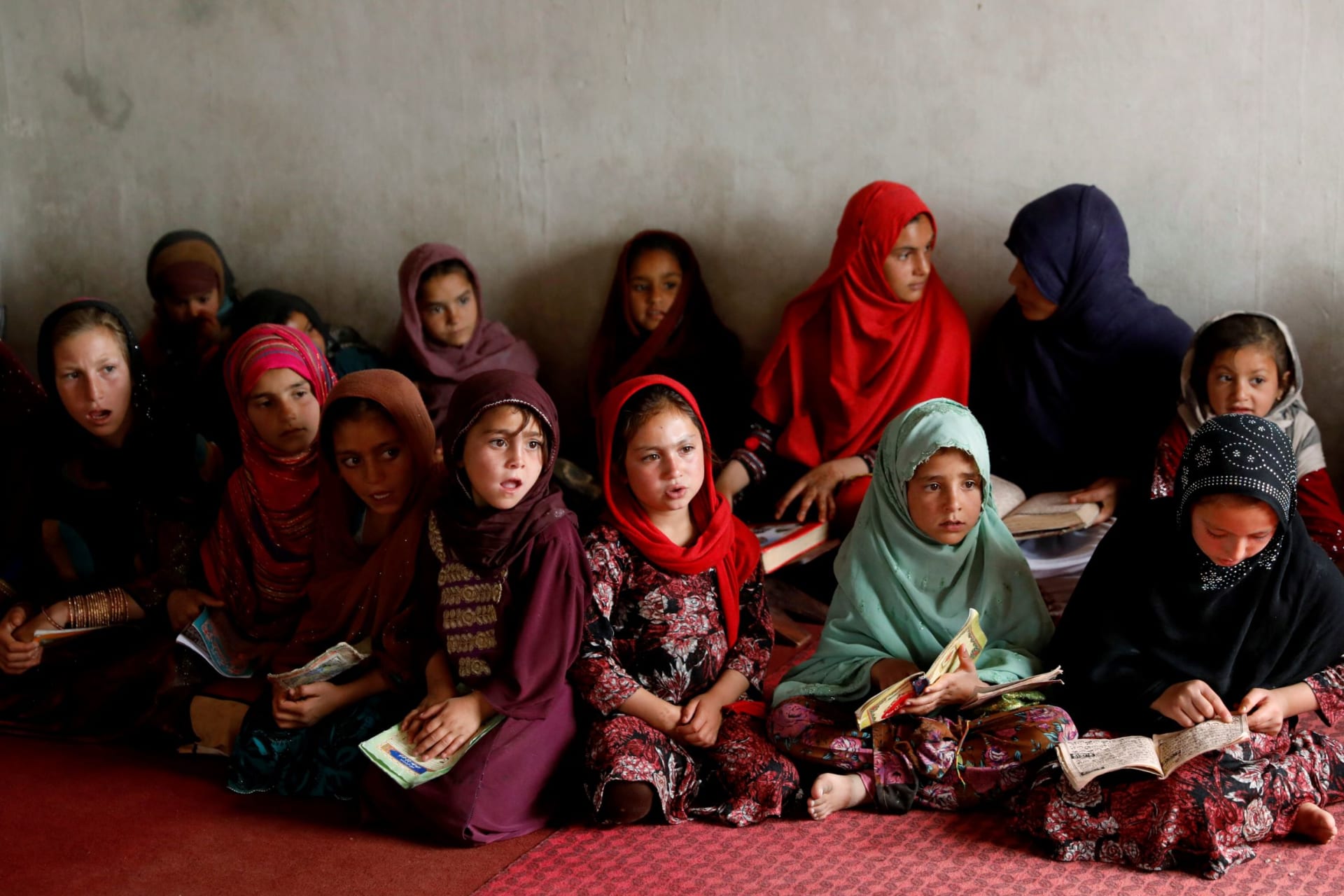 <p>Internally displaced girls at a mosque in Kabul, Afghanistan in 2020.</p>
