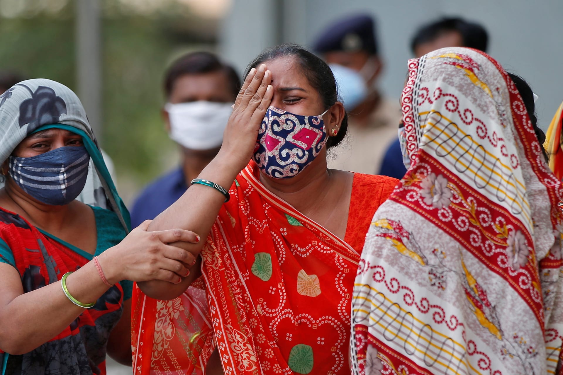 <p>A woman mourns after her husband died due to COVID-19 in Ahmedabad, India, on May 8, 2021. </p>

