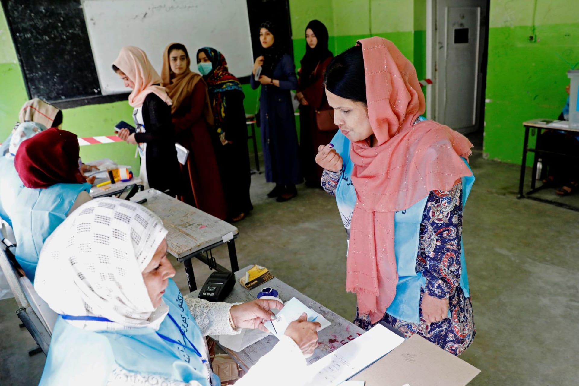 <p>Women in Afghanistan vote in the presidential elections in Kabul. </p>

