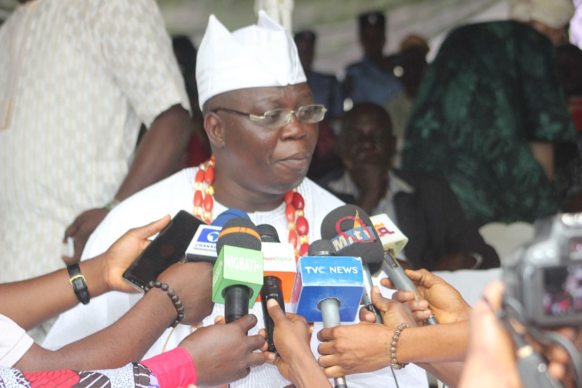 <p>Gani Adams, the Aare Ona Kakanfo of Yorubaland, is interviewed by reporters.</p>
