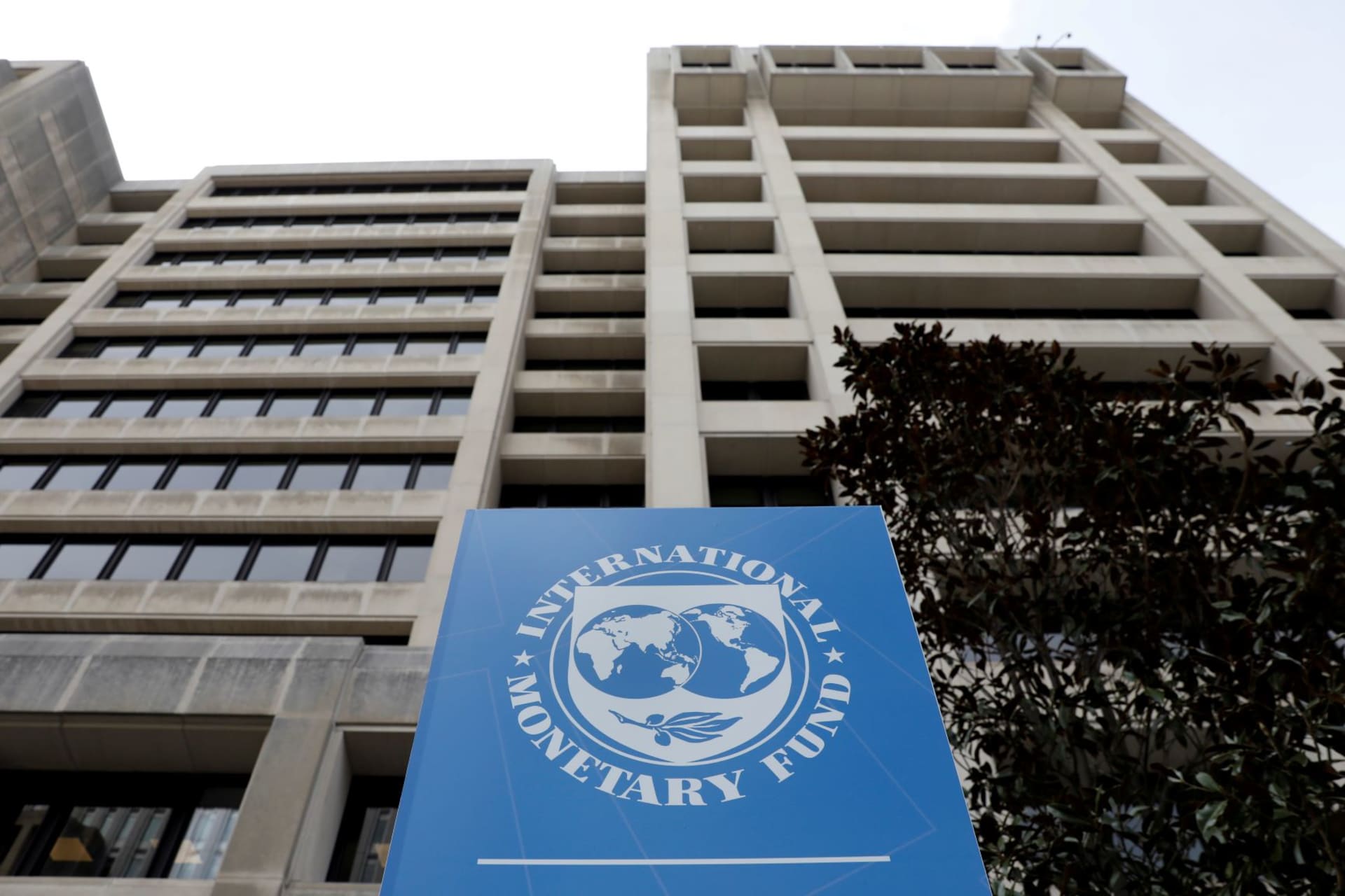 <p>The International Monetary Fund (IMF) headquarters building is seen ahead of the IMF/World Bank spring meetings in Washington, U.S. on April 8, 2019. </p>
