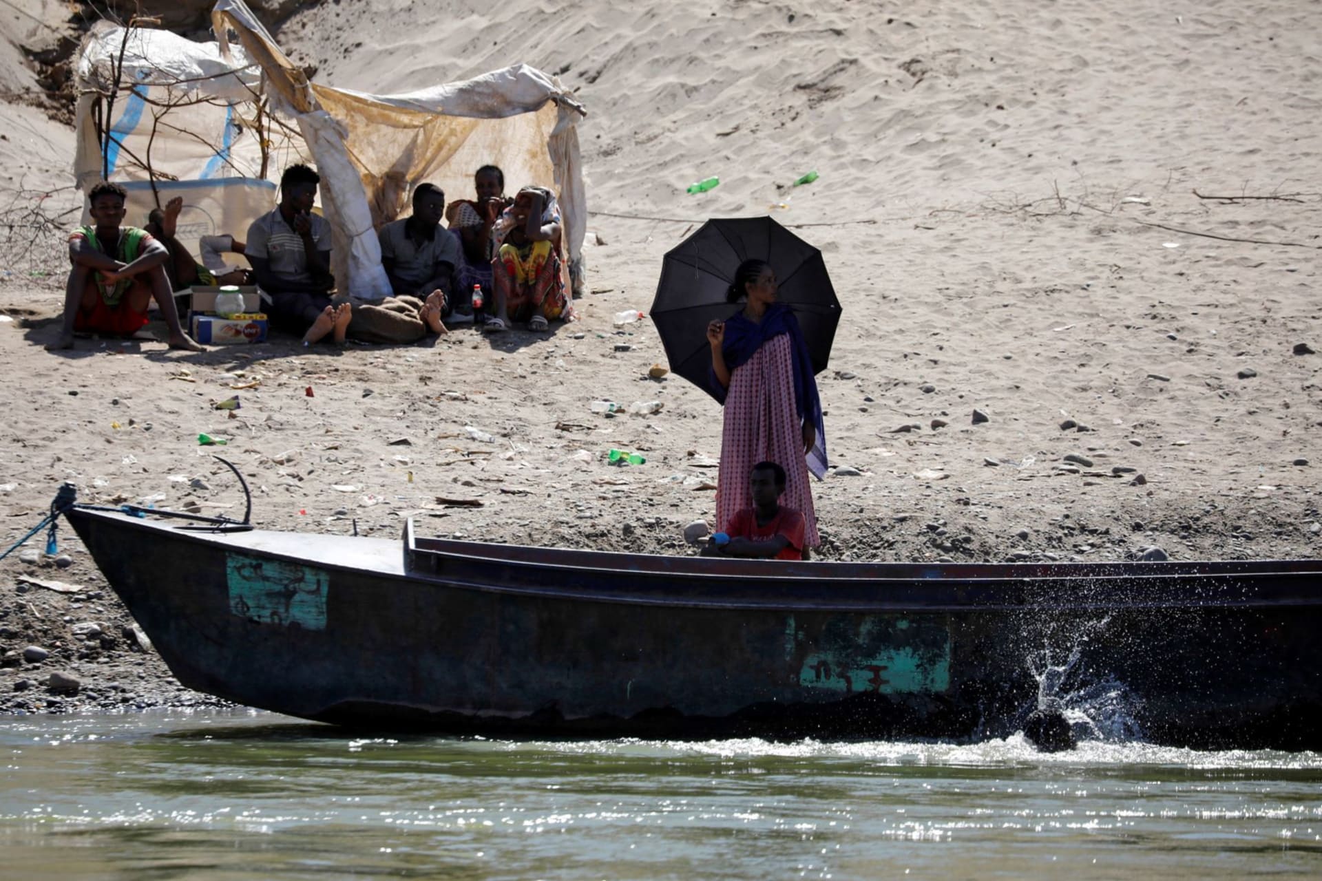 <p>People fleeing Tigray stand on the riverbank between Sudan and Ethiopia. </p>
