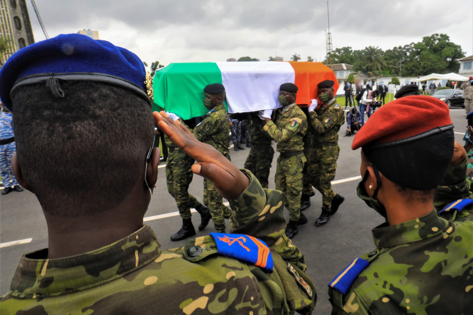 <p>A dead soldier’s coffin is carried during a national tribute ceremony dedicated to soldiers killed during a jihadi attack at Kafolo, in Abidjan, Ivory Coast, July 2, 2020.</p>
