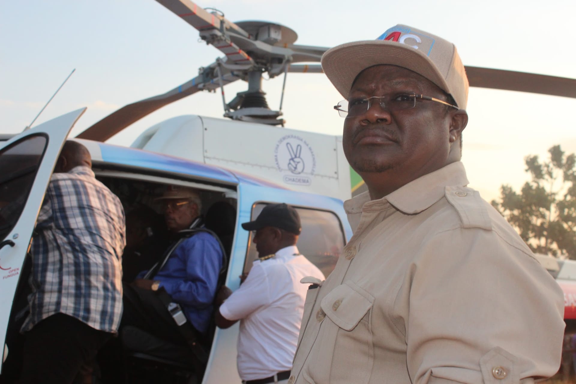 <p>Tundu Lissu, in 2015, prepares to board a helicopter in Kibaigwa, Tanzania during that year’s presidential campaign.</p>