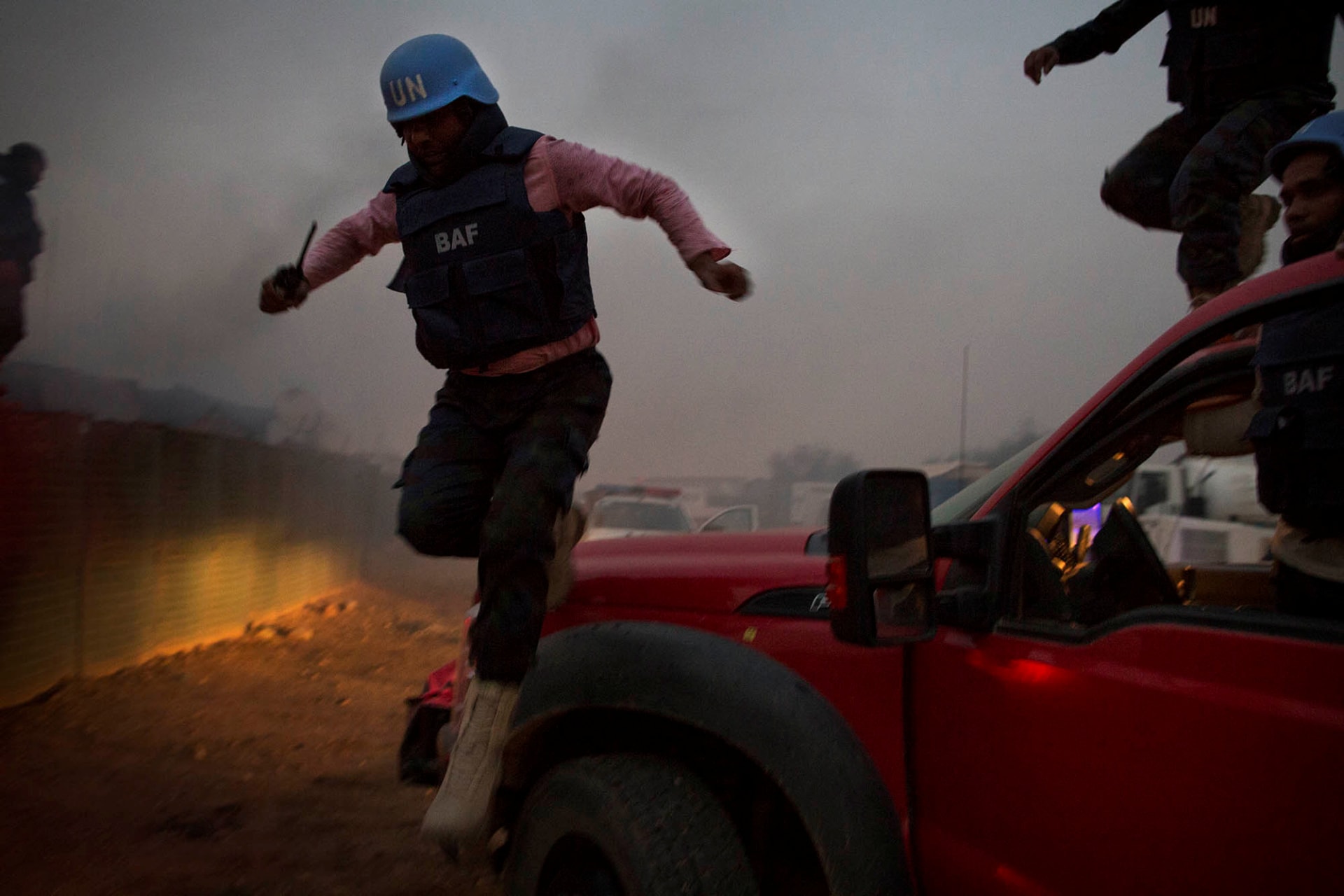 <p>UN peacekeepers jump from vehicles at the MINUSMA base as they fight fires after a mortar attack in Kidal, Mali on June 8, 2017.</p>
