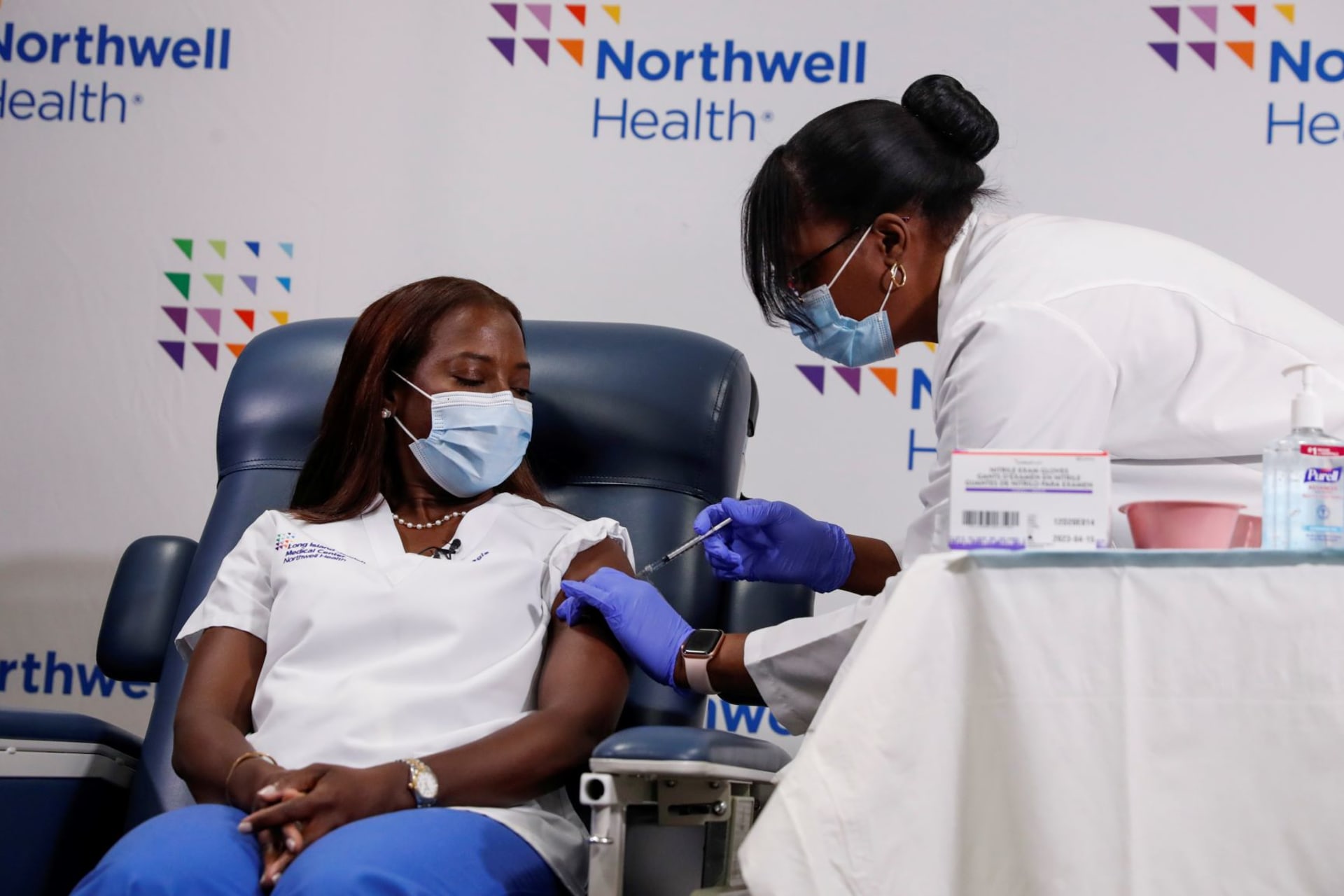 <p>Sandra Lindsay, a nurse, is administered the vaccine for COVID-19 in New York City. </p>
