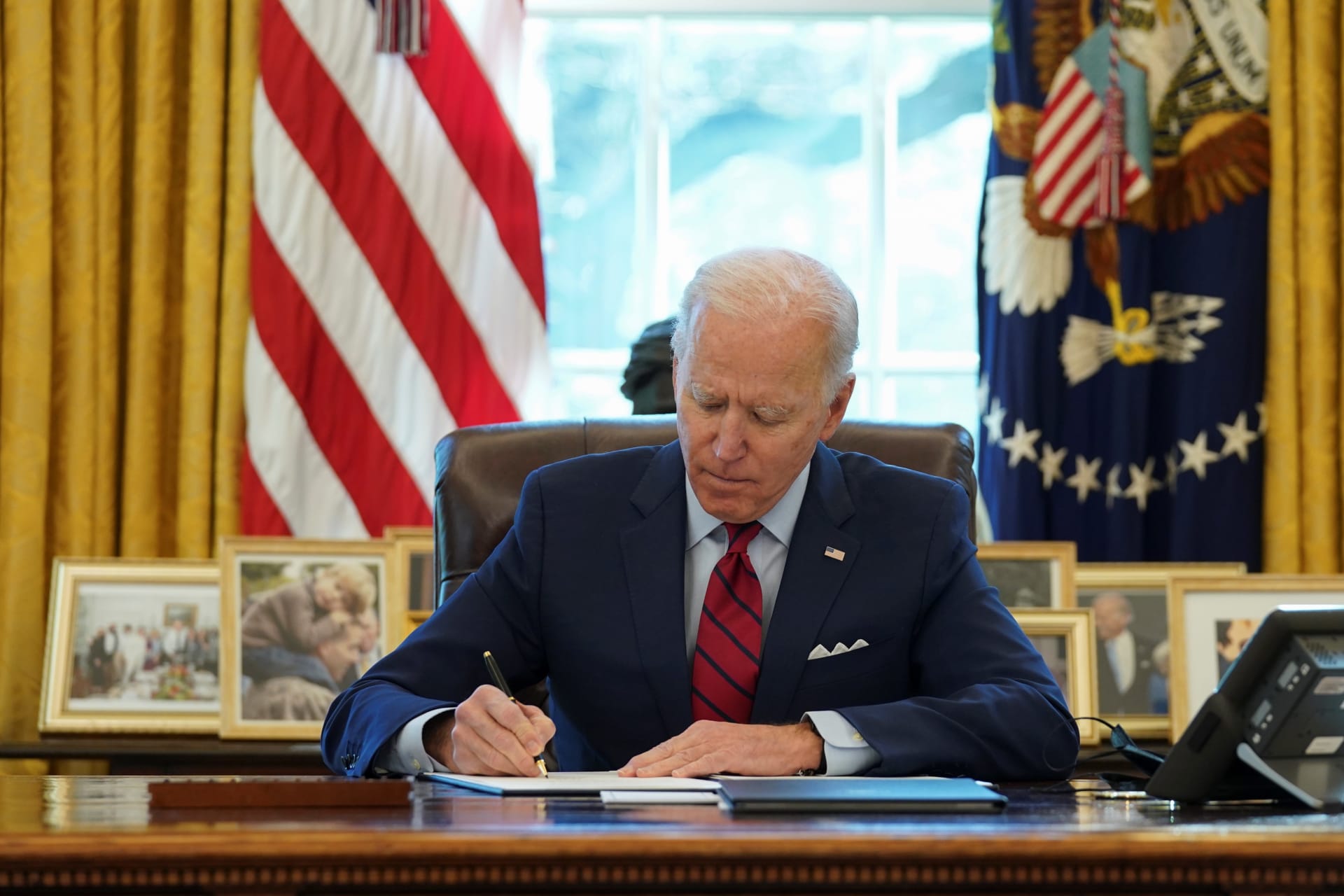 <p>U.S. President Joe Biden signs executive orders.</p>
