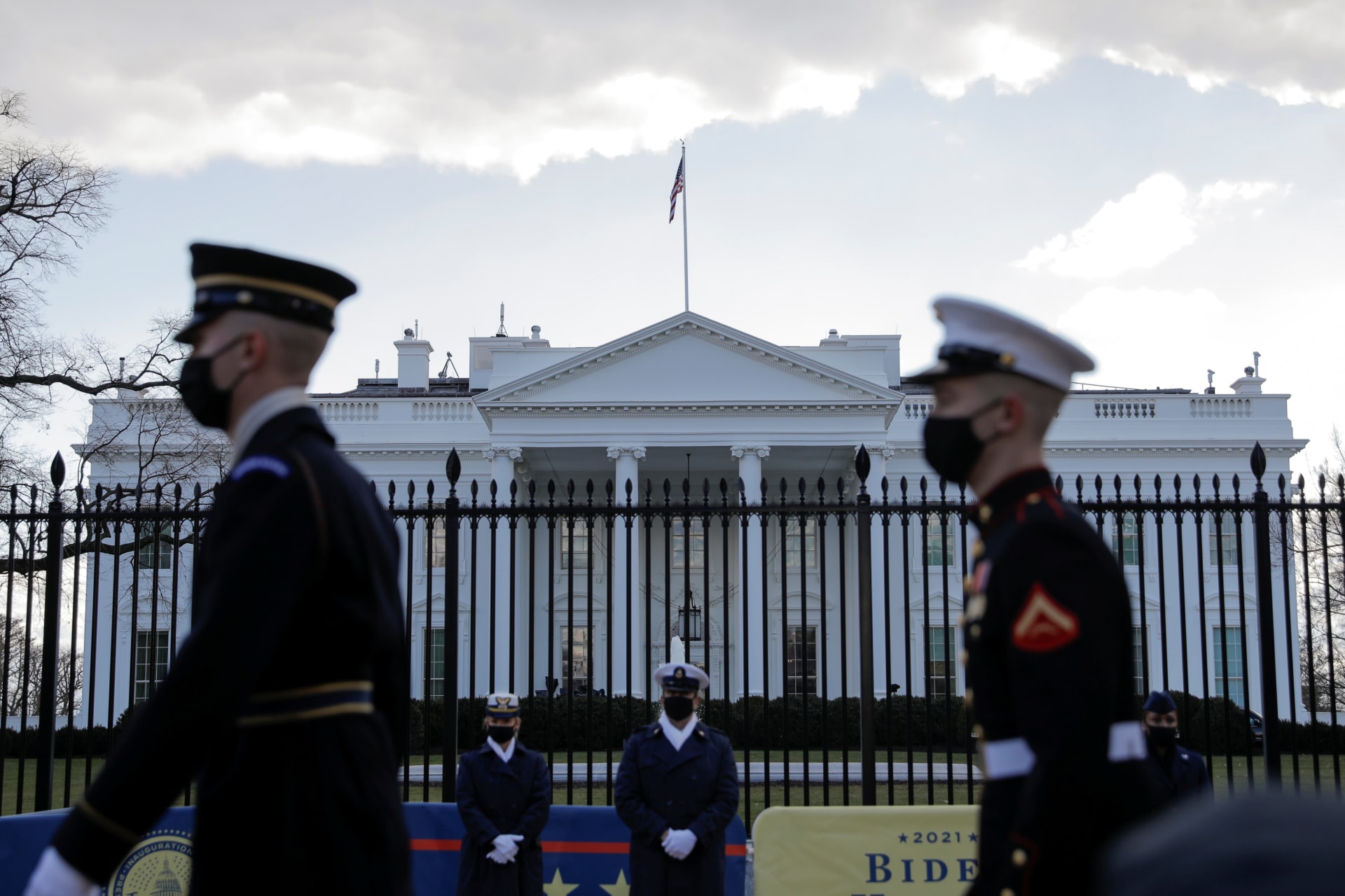 <p>Members from all of the services of the US military march across in front of the White House.</p>

