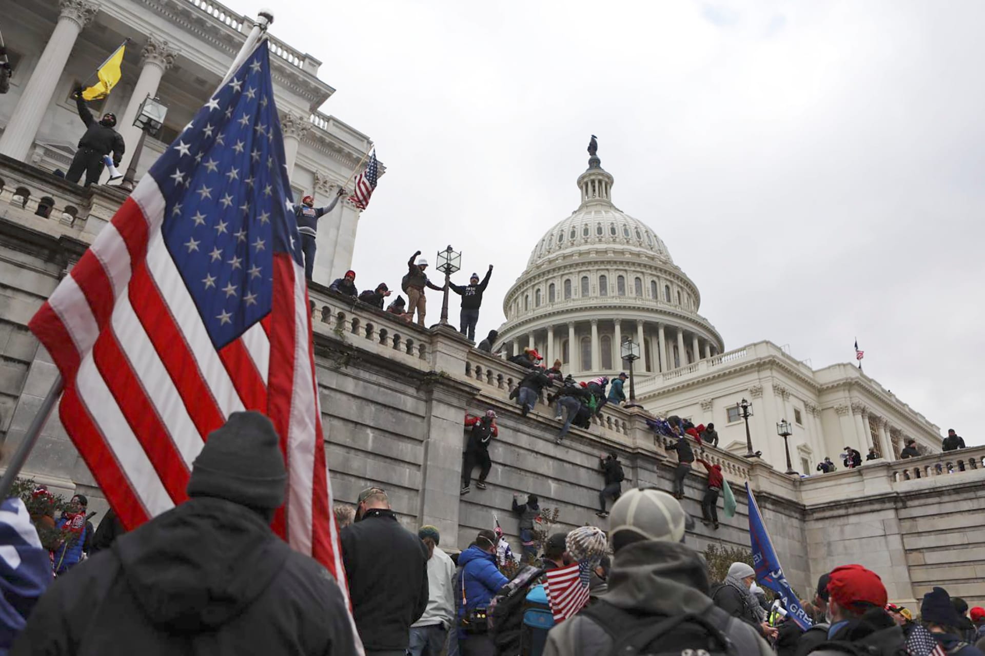 <p>Supporters of U.S. President Donald Trump scale the walls of the U.S. Capitol Building in Washington, D.C. on January 6, 2021.</p>
