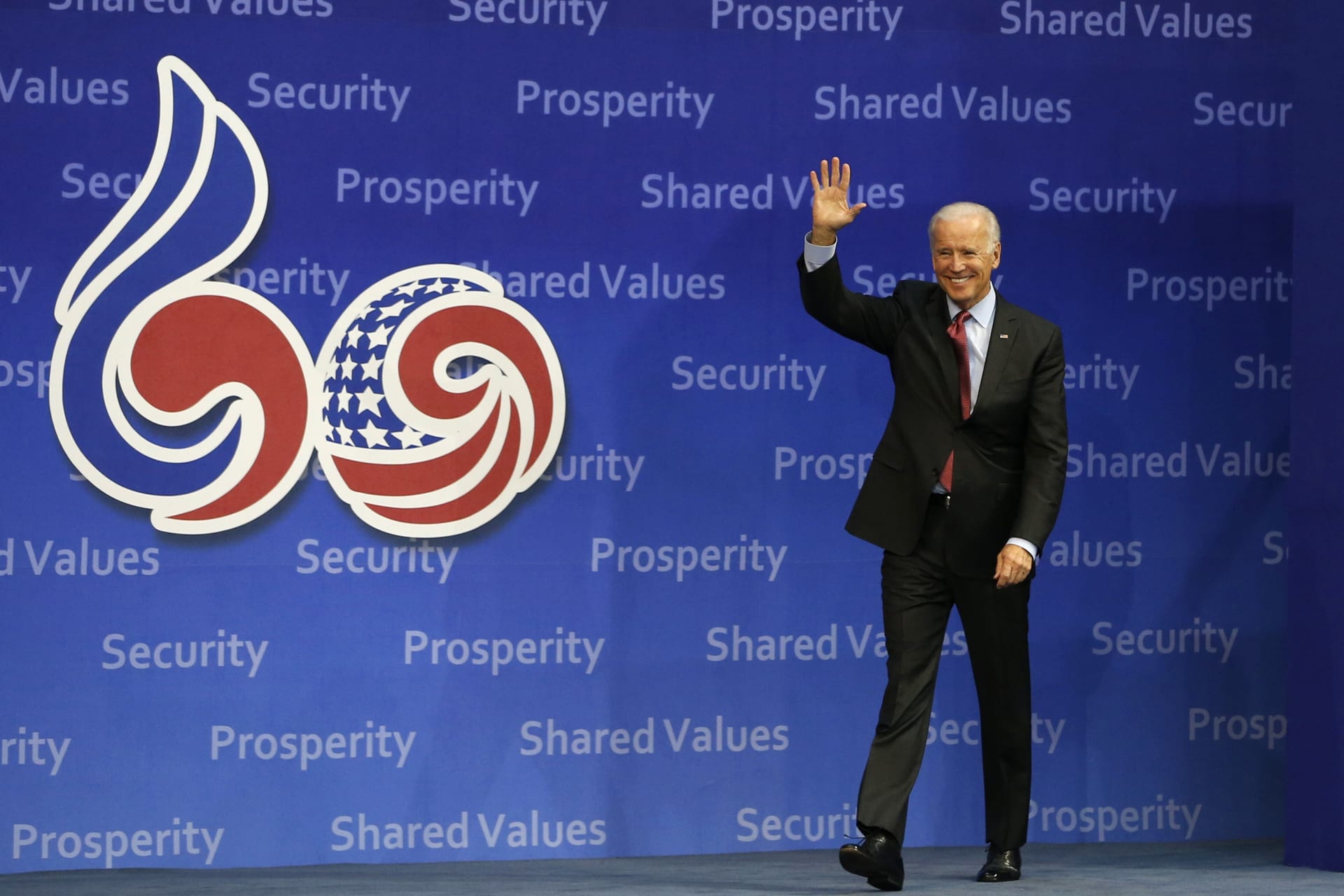 <p>U.S. Vice President Joe Biden waves upon his arrival at Yonsei University in Seoul on December 6, 2013. </p>
