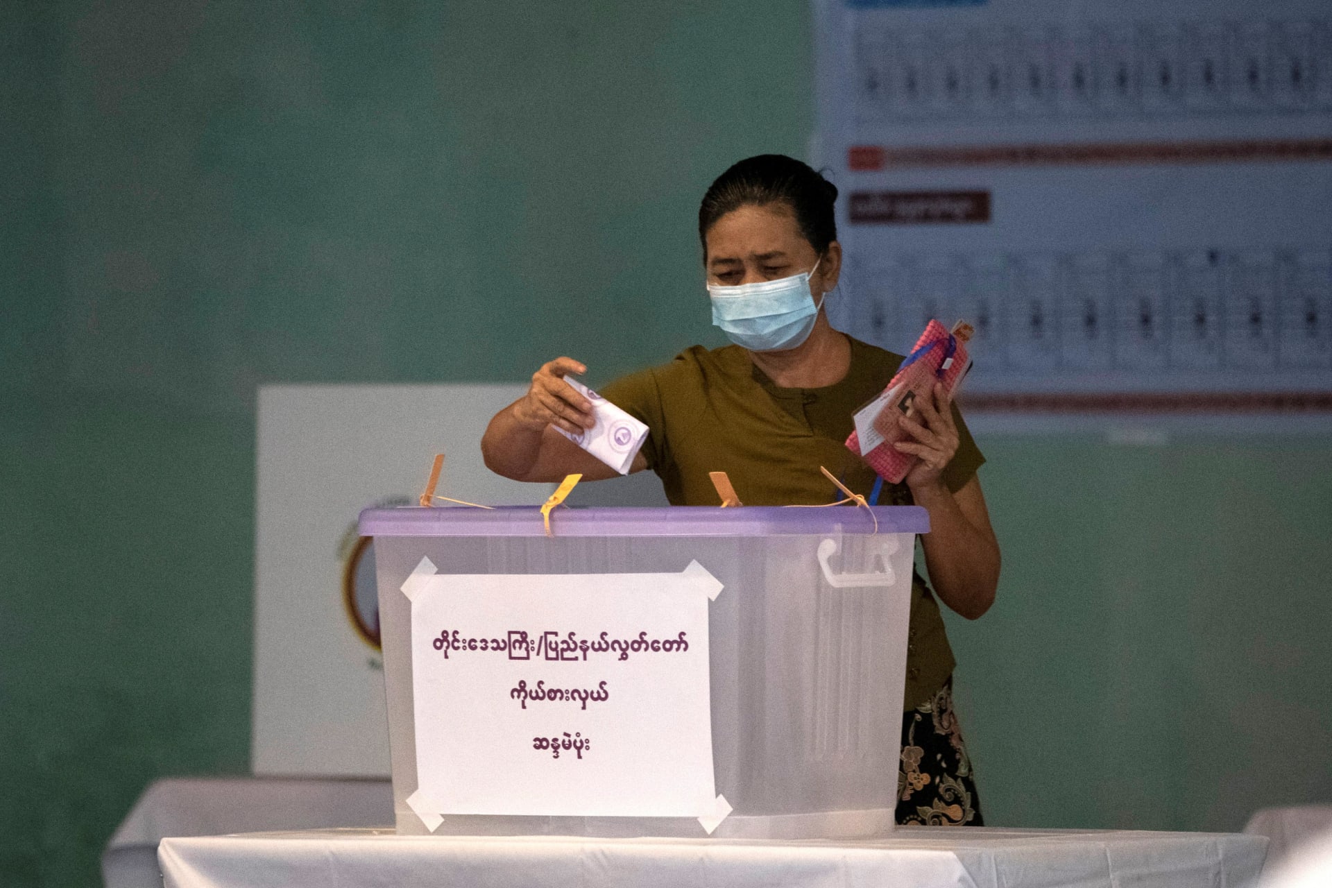 <p>A voter casts her ballot during Myanmar’s general election on November 8, 2020.</p>
