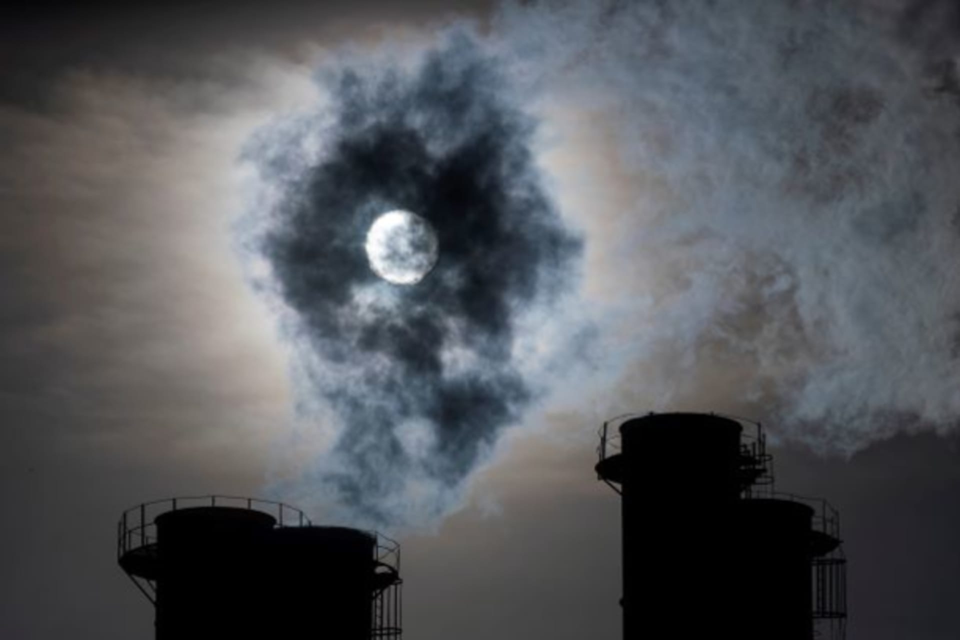 <p>Sun shines through steam rising from chimneys of a power plant in Moscow, Russia on November 13, 2019. </p>
